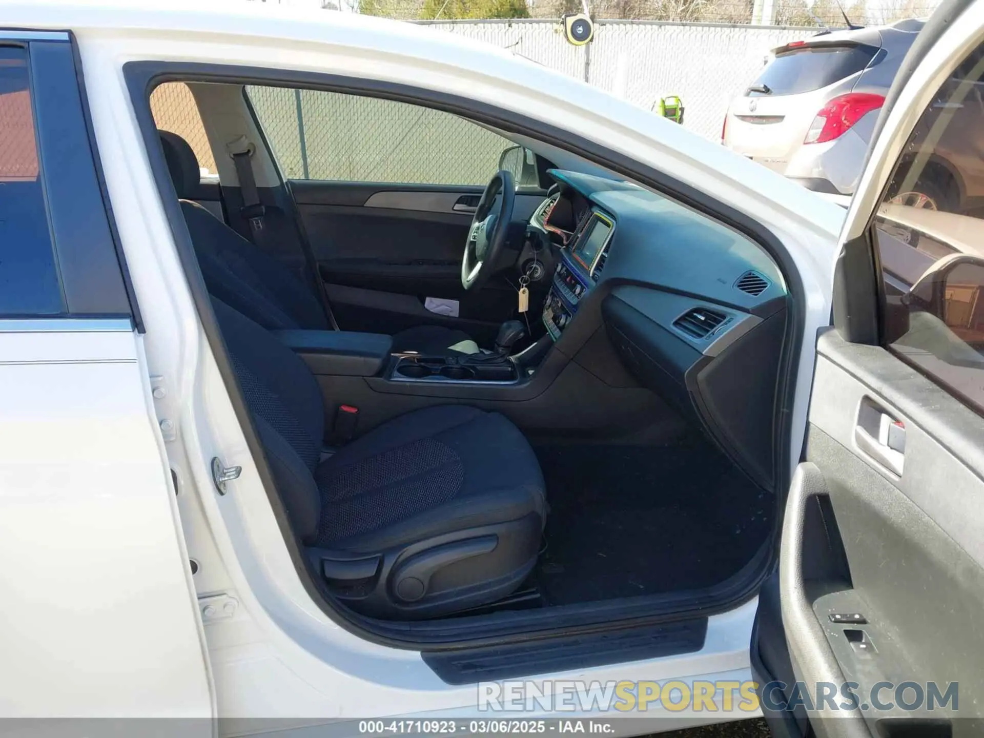5 Фотография поврежденного автомобиля 5NPE24AF5KH738070 HYUNDAI SONATA 2019