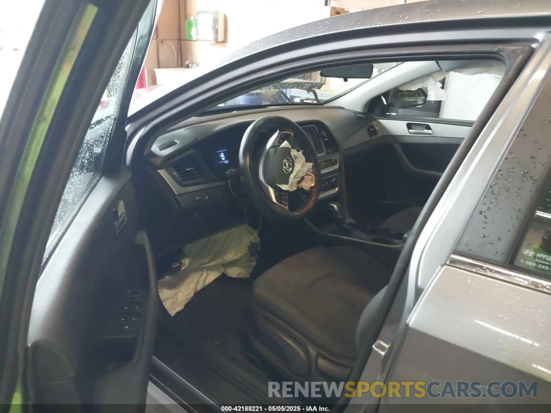 5 Photograph of a damaged car 5NPE24AF5KH742426 HYUNDAI SONATA 2019