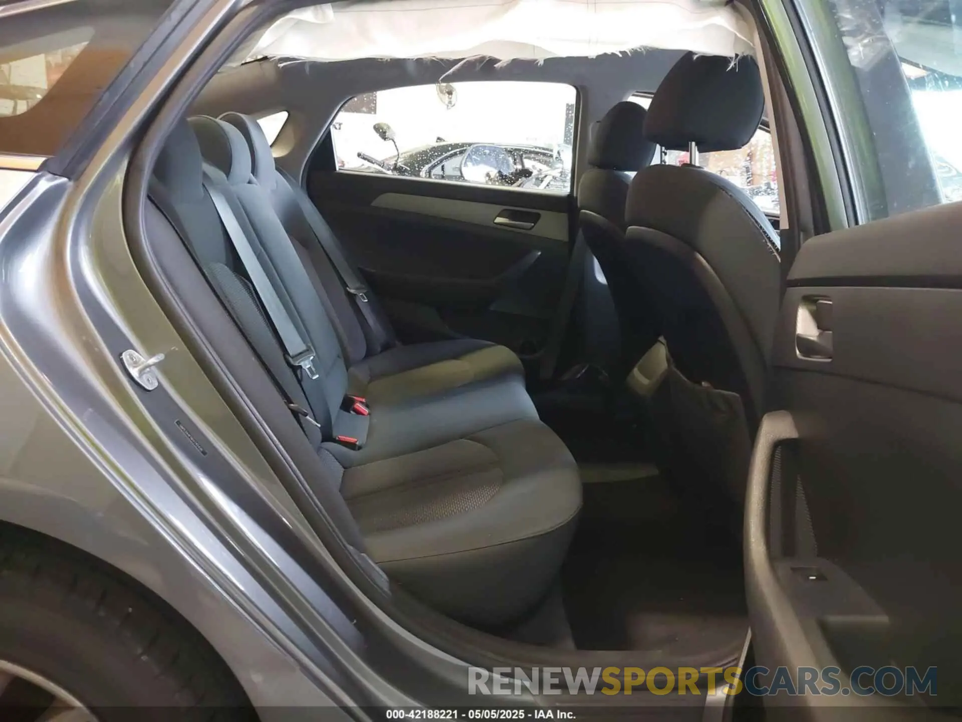8 Photograph of a damaged car 5NPE24AF5KH742426 HYUNDAI SONATA 2019
