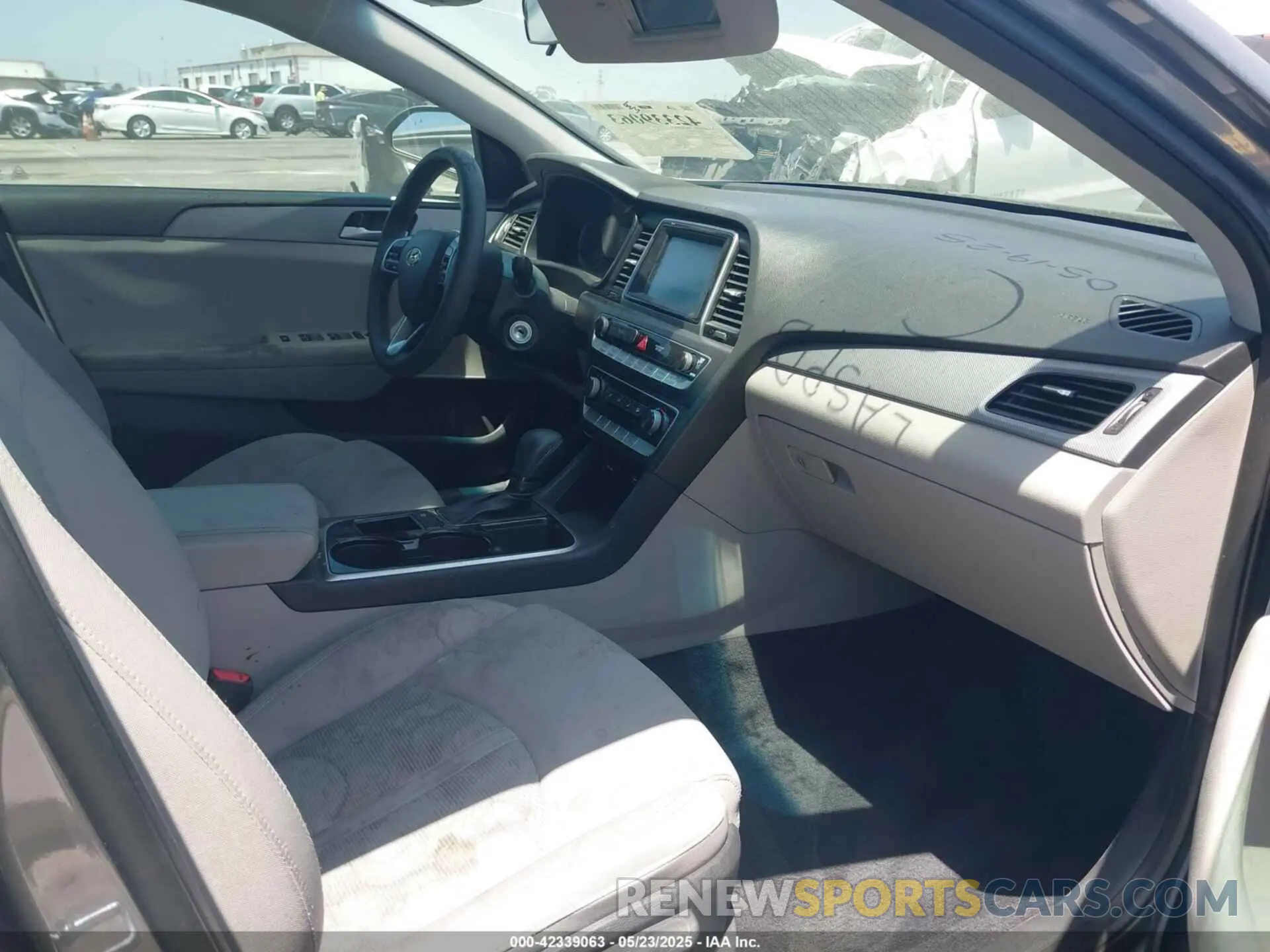 5 Photograph of a damaged car 5NPE24AF5KH792808 HYUNDAI SONATA 2019