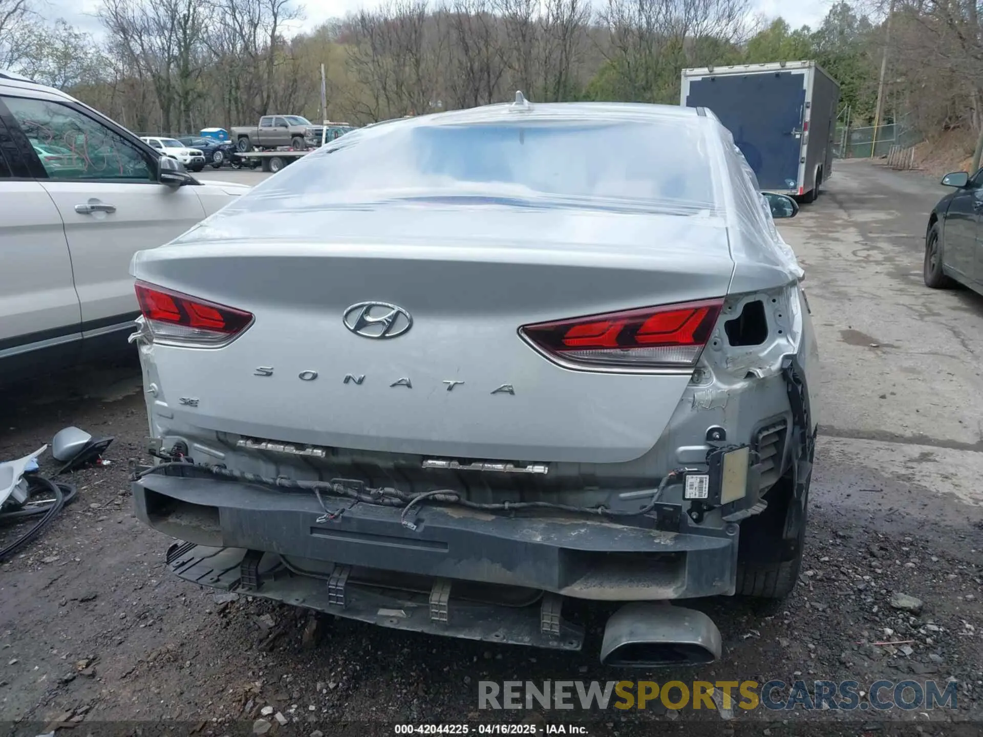 18 Photograph of a damaged car 5NPE24AF6KH815674 HYUNDAI SONATA 2019