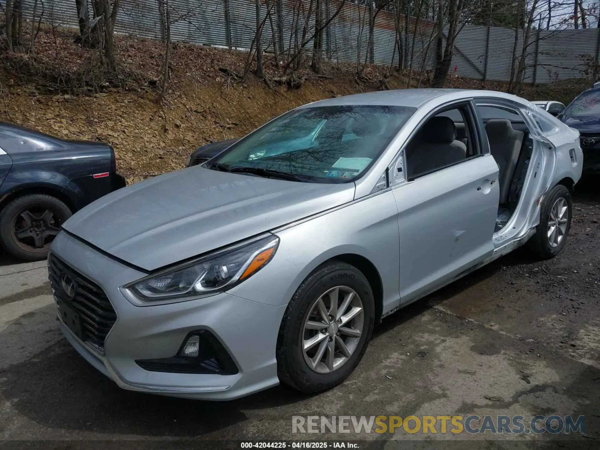 2 Photograph of a damaged car 5NPE24AF6KH815674 HYUNDAI SONATA 2019