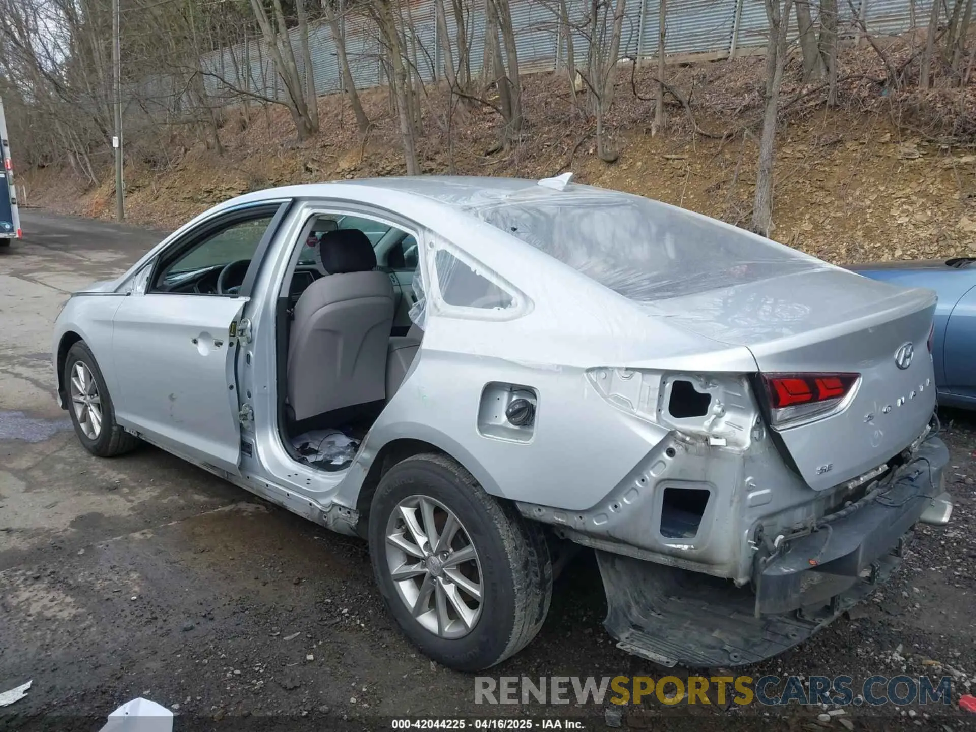 3 Photograph of a damaged car 5NPE24AF6KH815674 HYUNDAI SONATA 2019