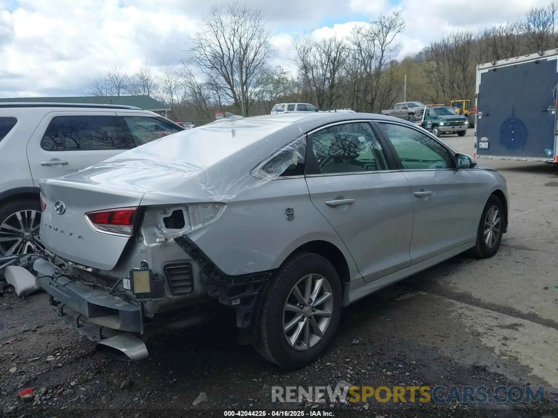 4 Photograph of a damaged car 5NPE24AF6KH815674 HYUNDAI SONATA 2019