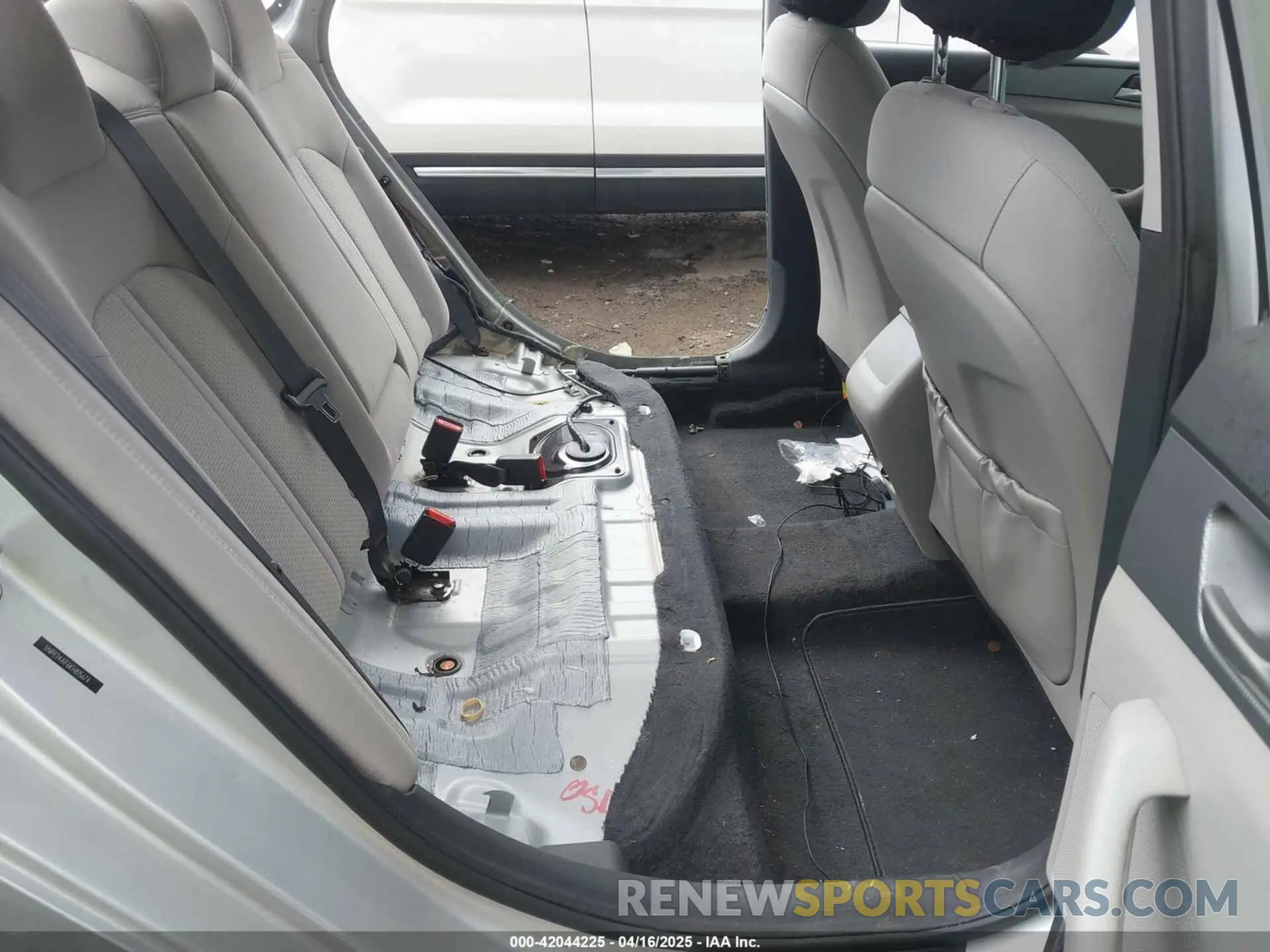 8 Photograph of a damaged car 5NPE24AF6KH815674 HYUNDAI SONATA 2019