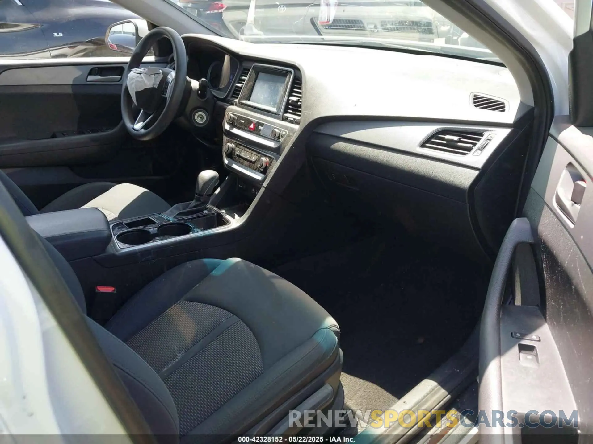 5 Photograph of a damaged car 5NPE24AF7KH736238 HYUNDAI SONATA 2019