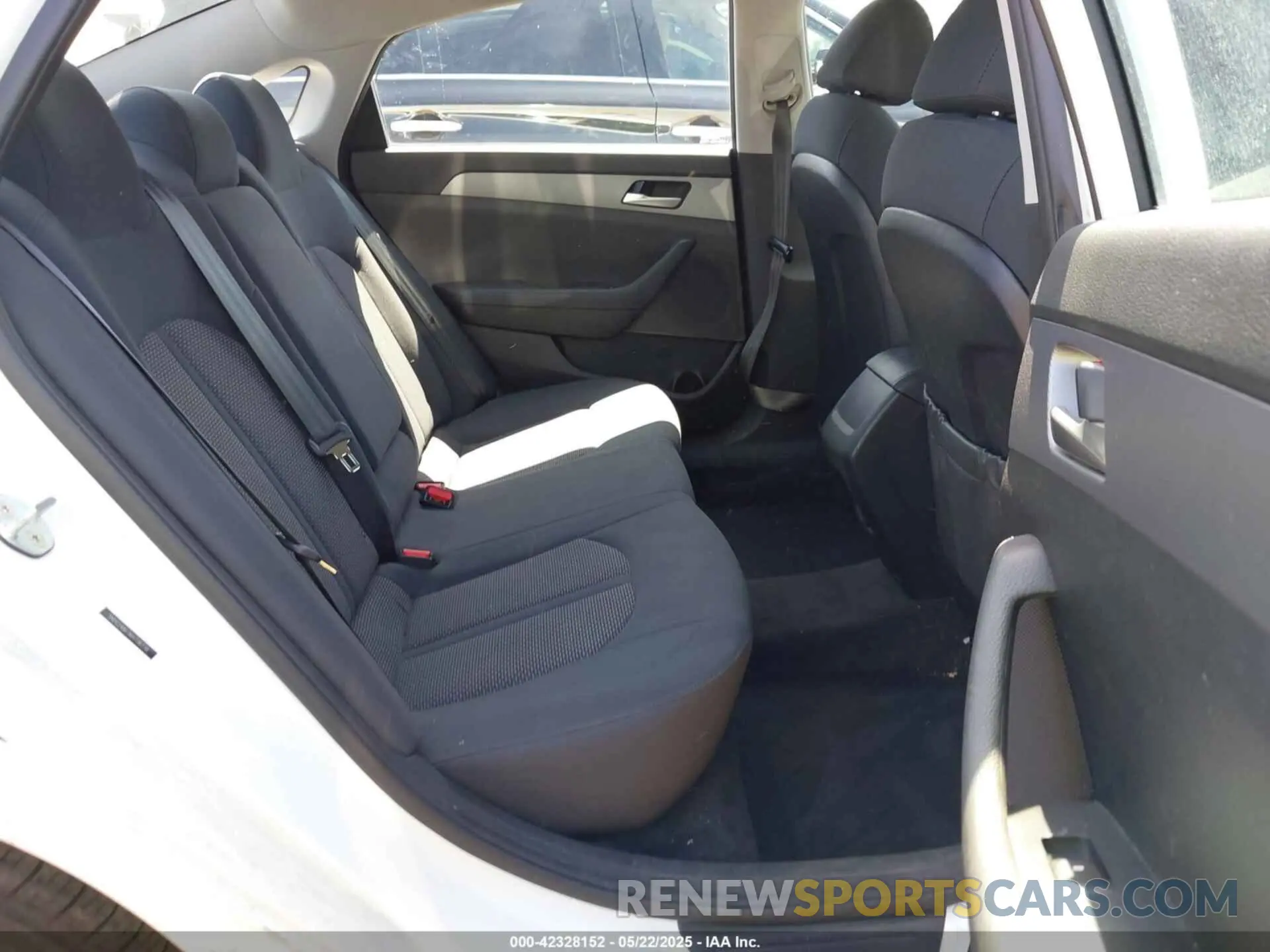 8 Photograph of a damaged car 5NPE24AF7KH736238 HYUNDAI SONATA 2019