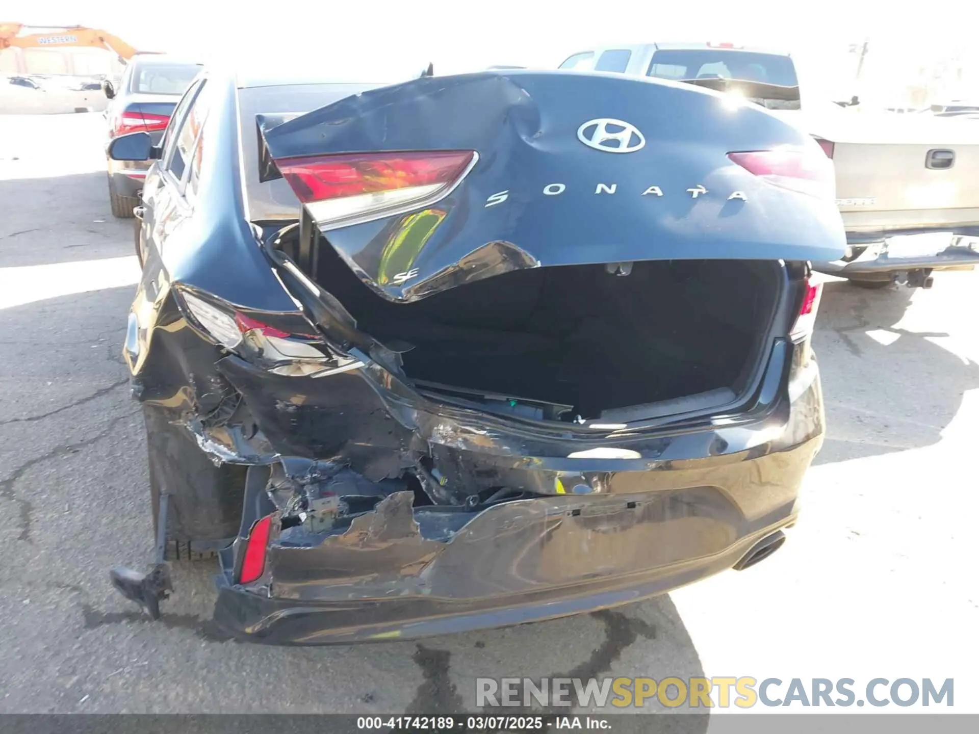 6 Photograph of a damaged car 5NPE24AF7KH820155 HYUNDAI SONATA 2019