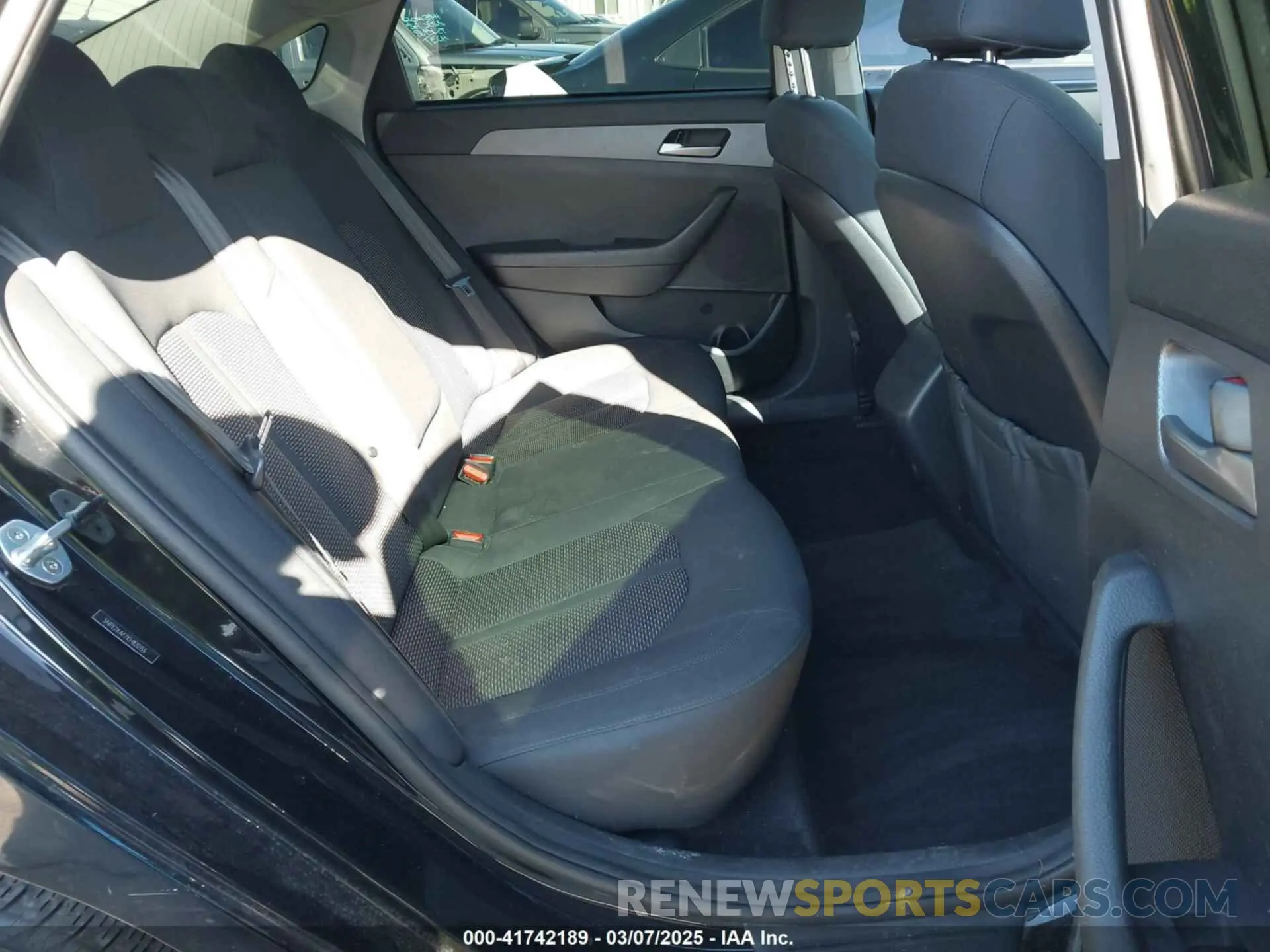 8 Photograph of a damaged car 5NPE24AF7KH820155 HYUNDAI SONATA 2019