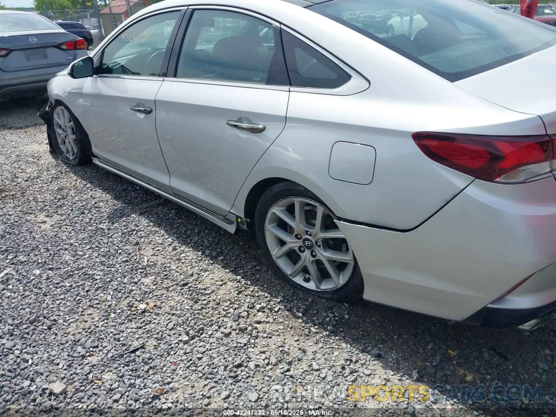 16 Photograph of a damaged car 5NPE34AB1KH757578 HYUNDAI SONATA 2019