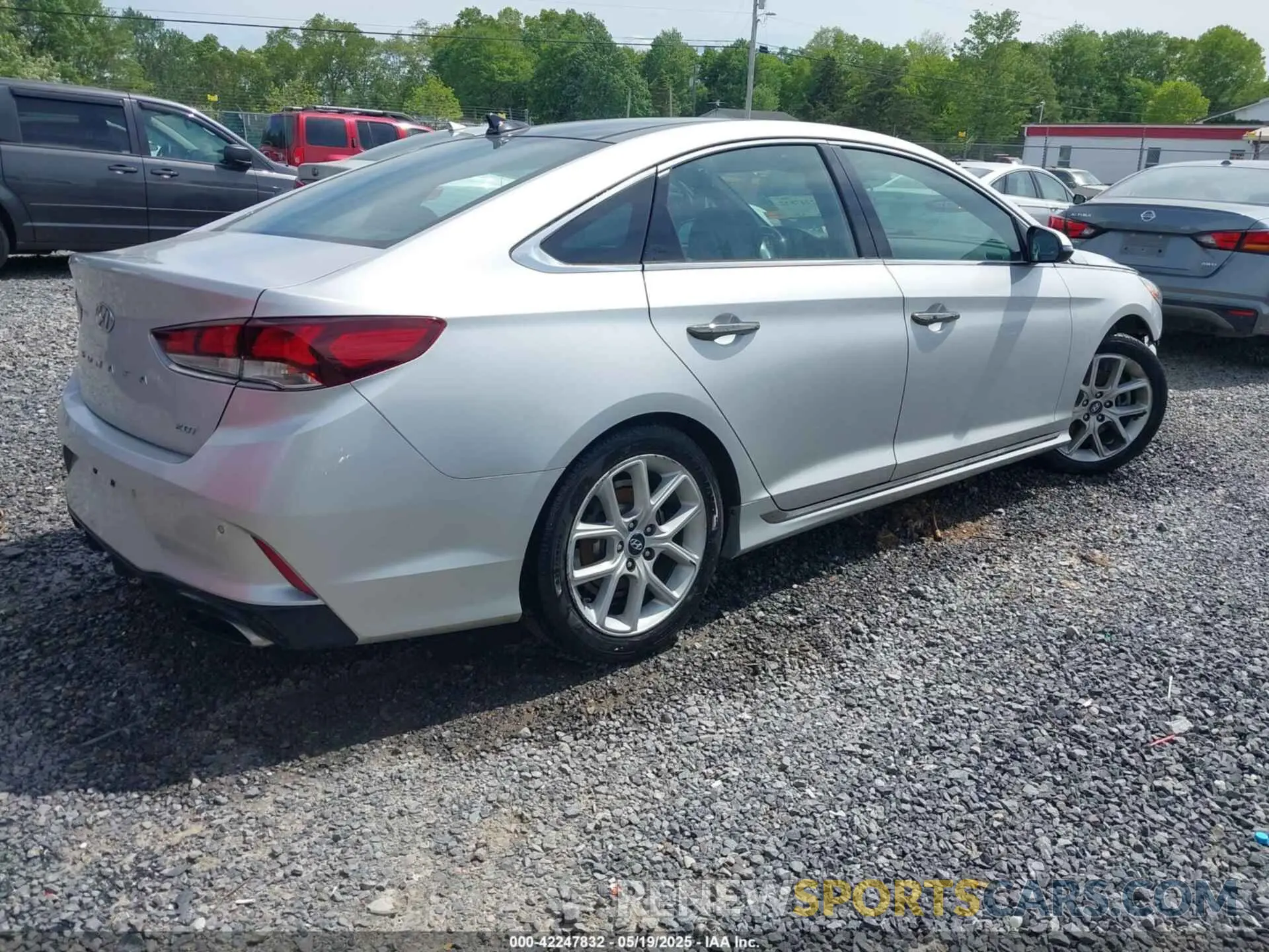 4 Photograph of a damaged car 5NPE34AB1KH757578 HYUNDAI SONATA 2019