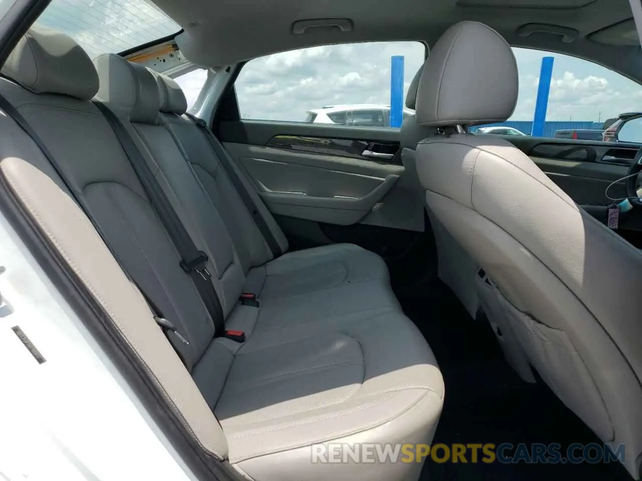 10 Photograph of a damaged car 5NPE34AF1KH768910 HYUNDAI SONATA 2019