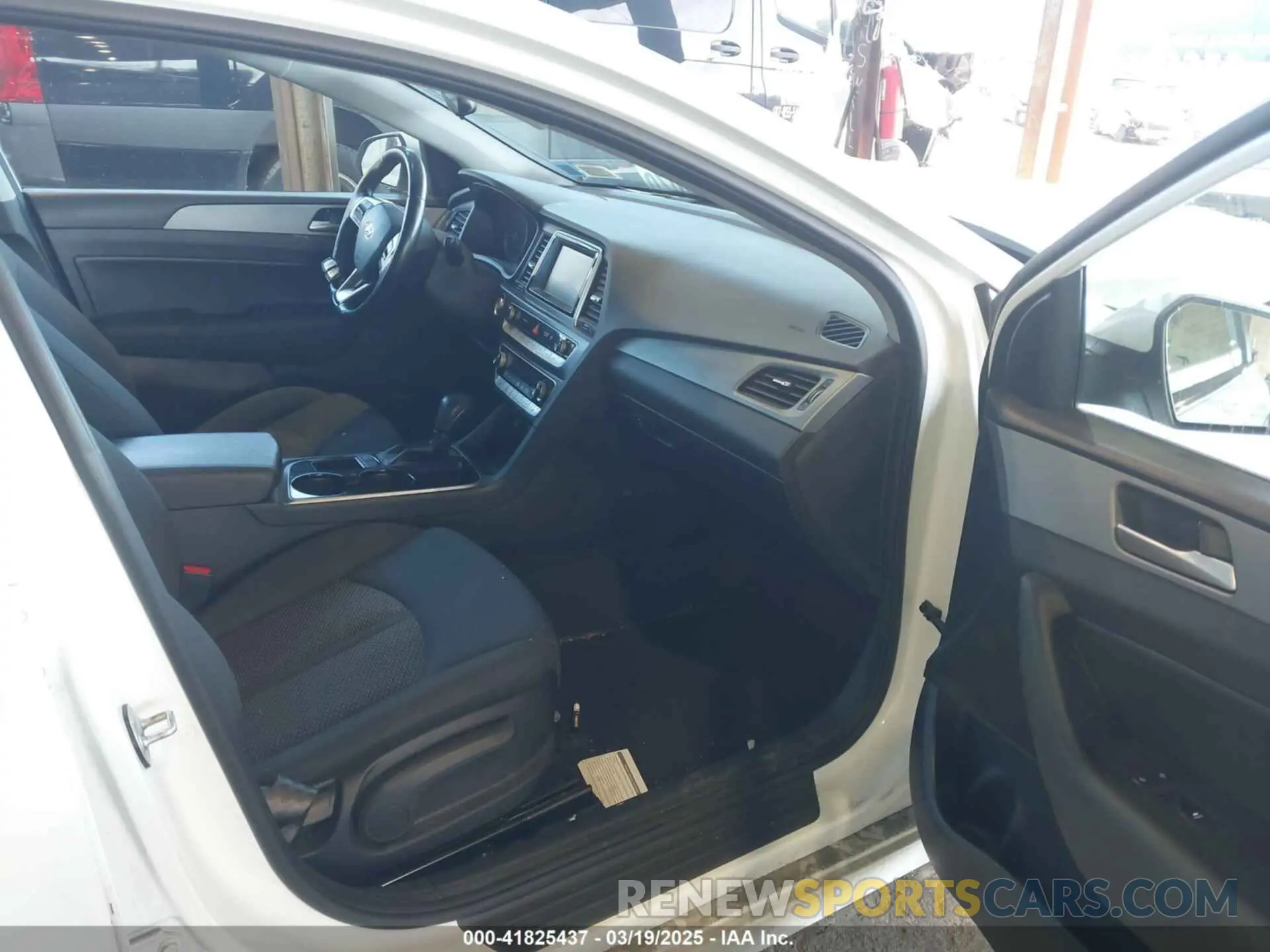 5 Photograph of a damaged car 5NPE34AF2KH806872 HYUNDAI SONATA 2019