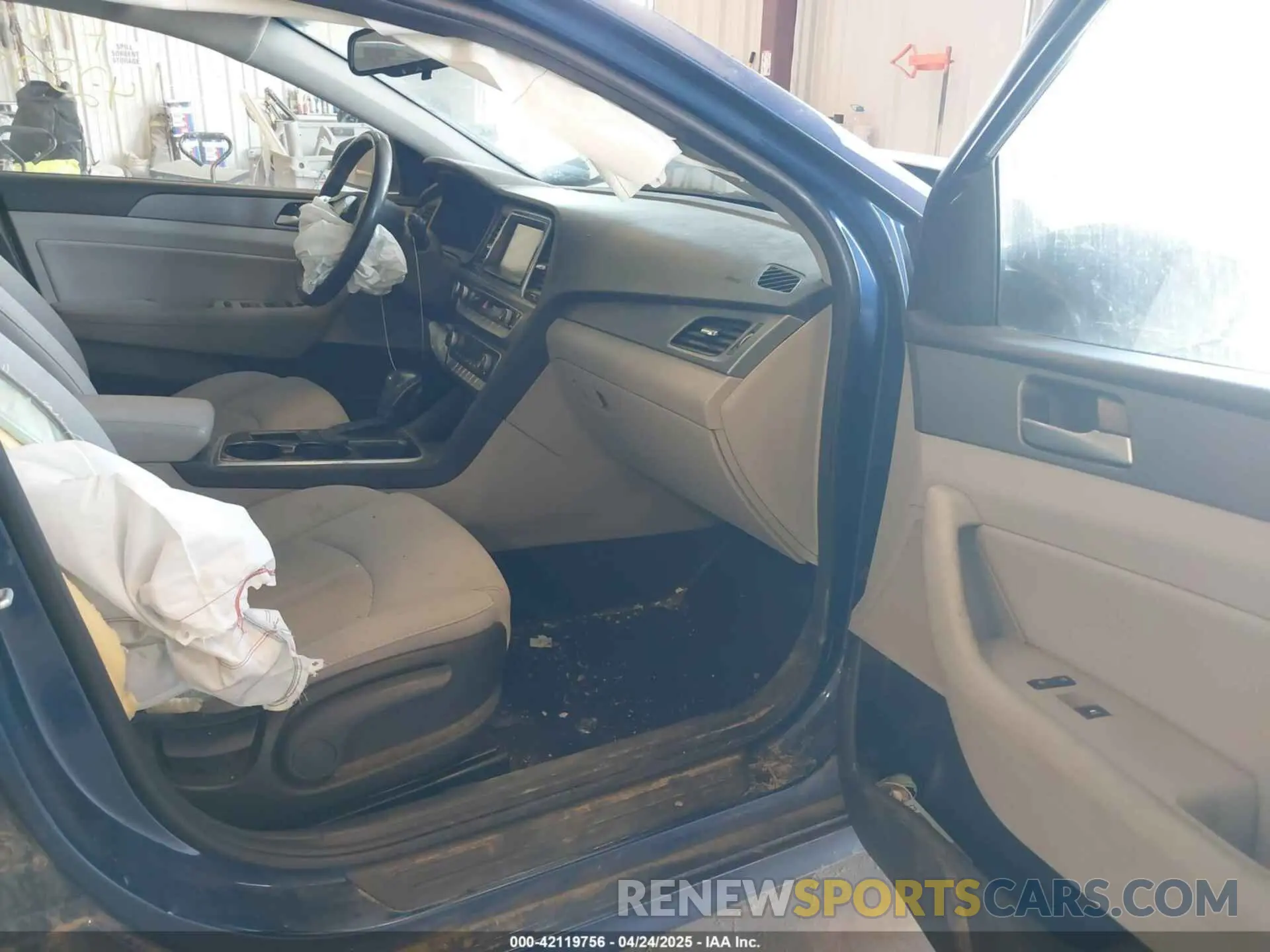 5 Photograph of a damaged car 5NPE34AF7KH772590 HYUNDAI SONATA 2019