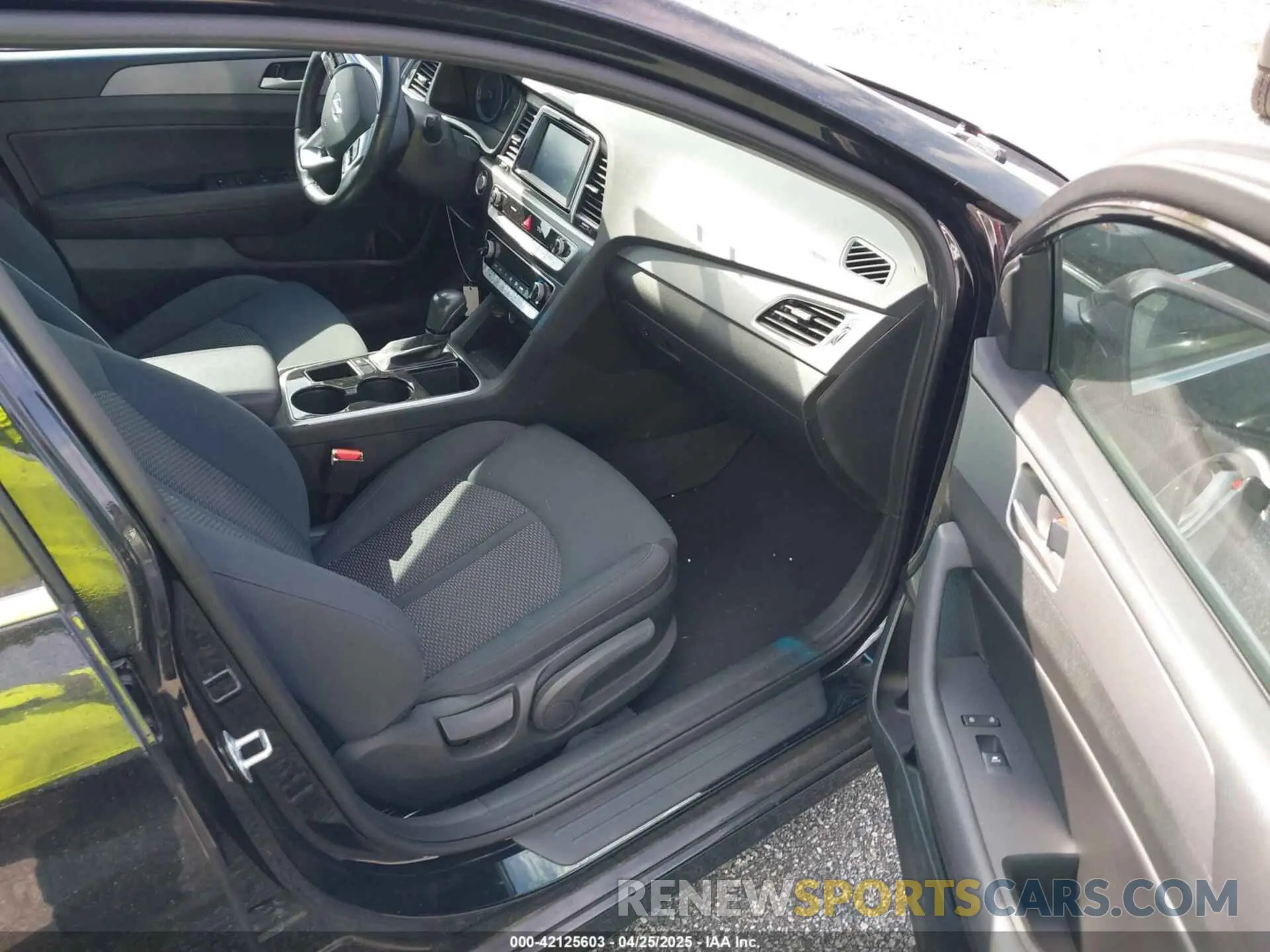 5 Photograph of a damaged car 5NPE34AF8KH739419 HYUNDAI SONATA 2019