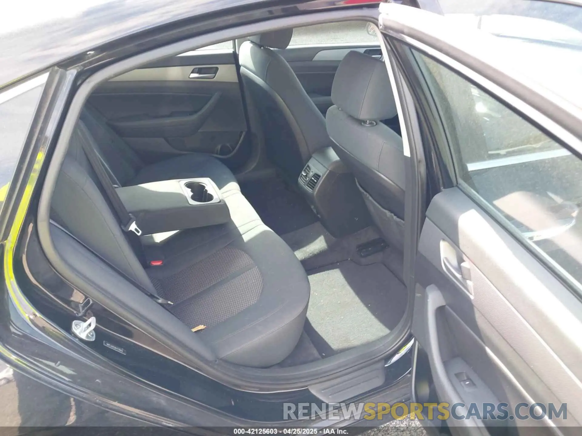 8 Photograph of a damaged car 5NPE34AF8KH739419 HYUNDAI SONATA 2019