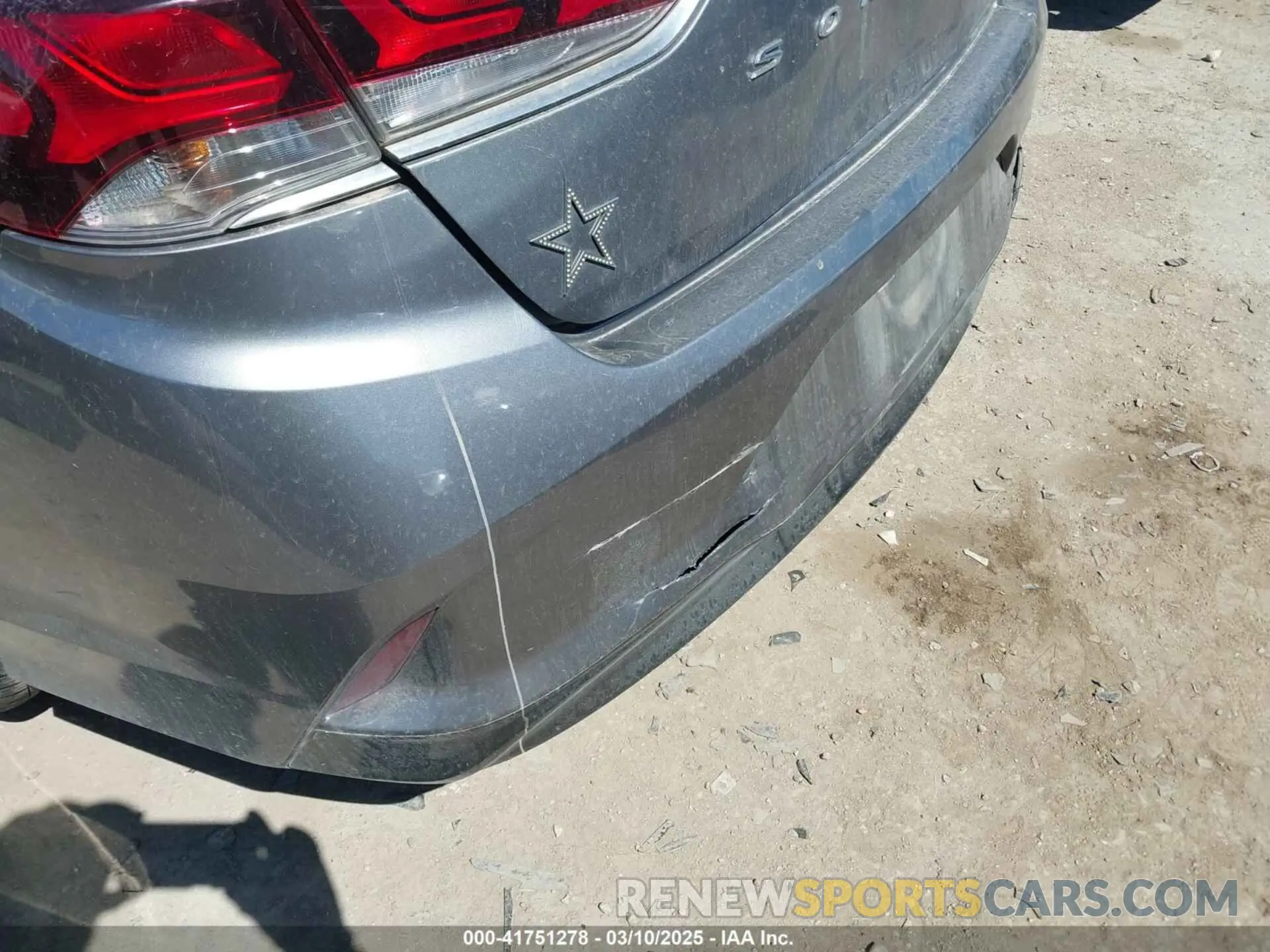 18 Photograph of a damaged car 5NPE34AF8KH751764 HYUNDAI SONATA 2019
