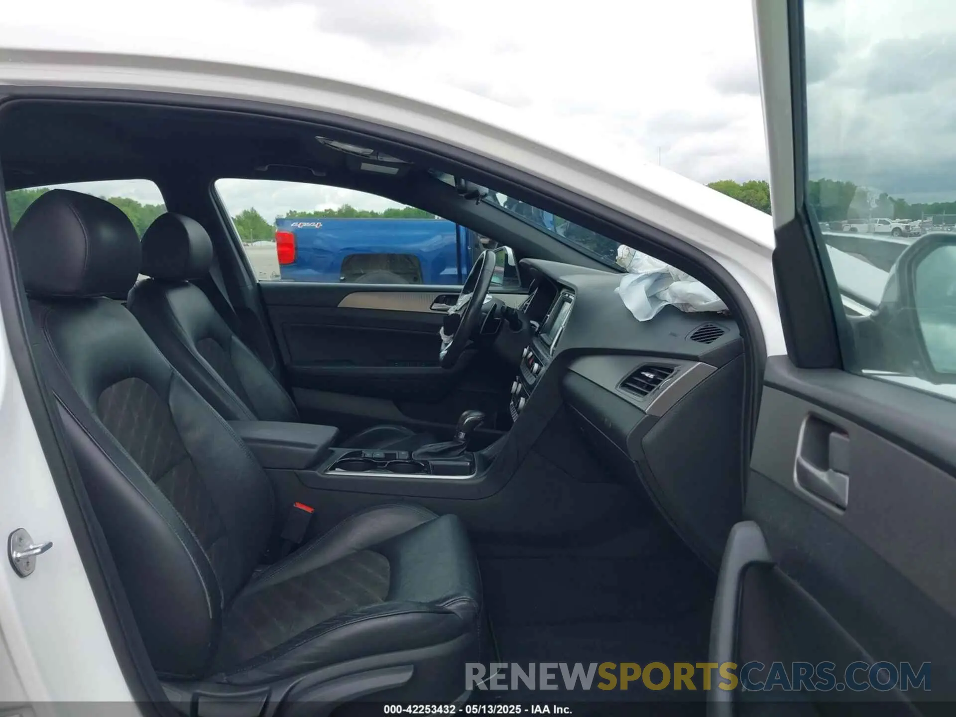 5 Photograph of a damaged car 5NPE34AF8KH816113 HYUNDAI SONATA 2019