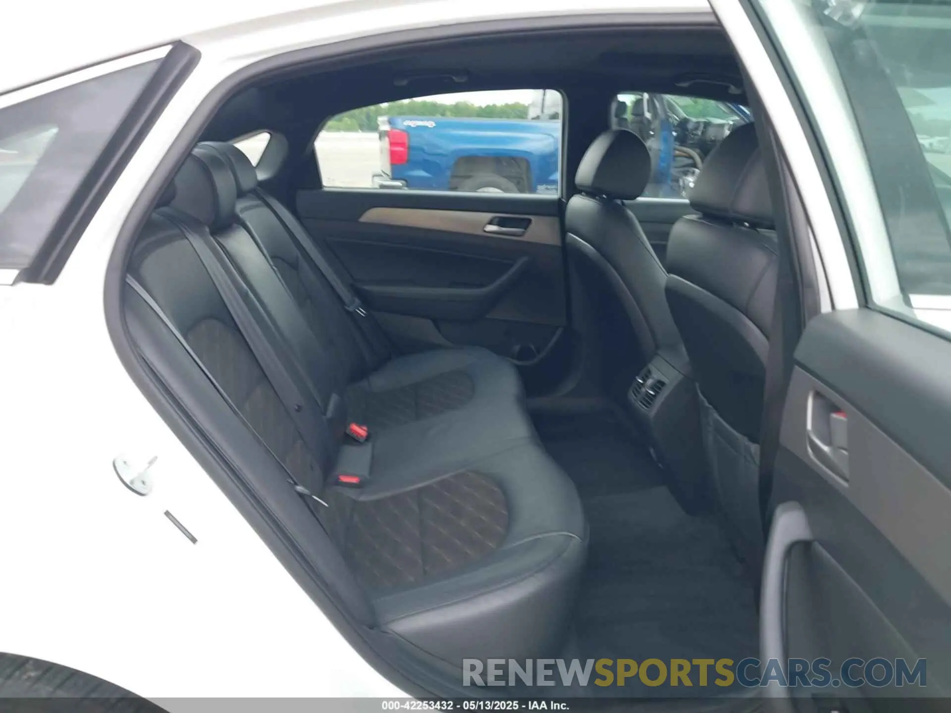 8 Photograph of a damaged car 5NPE34AF8KH816113 HYUNDAI SONATA 2019