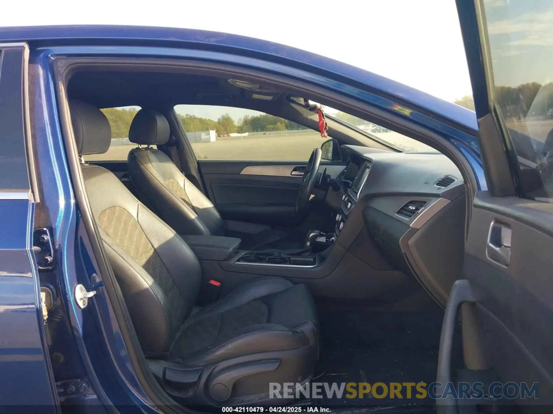 5 Photograph of a damaged car 5NPE34AFXKH794423 HYUNDAI SONATA 2019