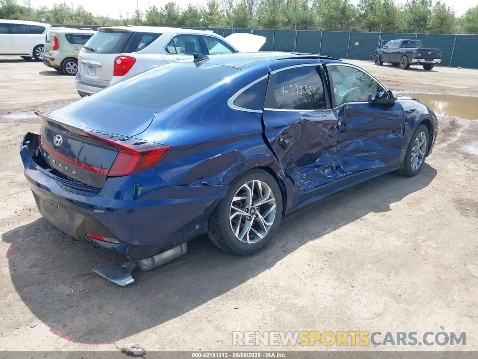 4 Photograph of a damaged car 5NPEF4JA0LH002065 HYUNDAI SONATA 2020