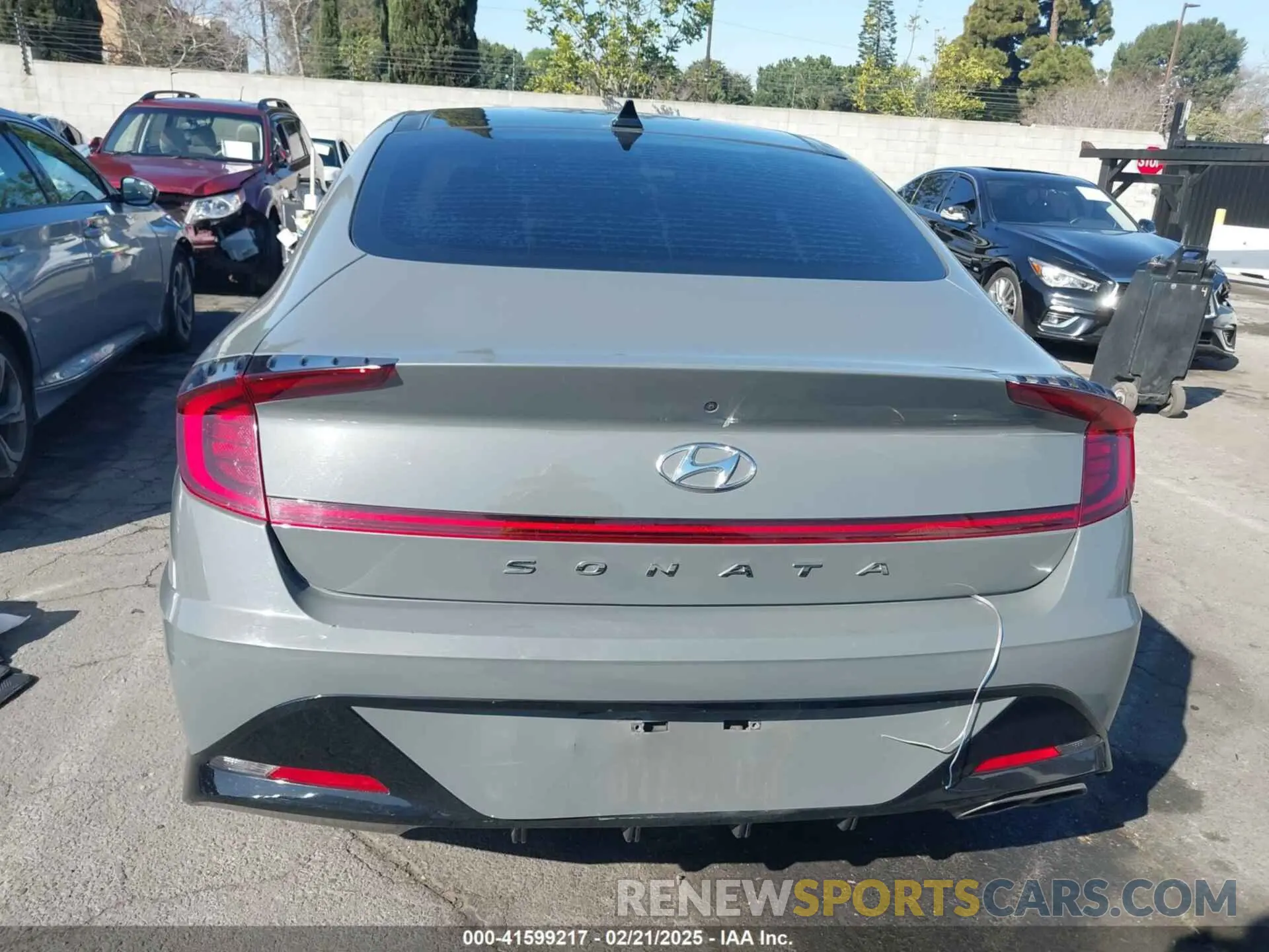 15 Photograph of a damaged car 5NPEF4JA8LH061106 HYUNDAI SONATA 2020