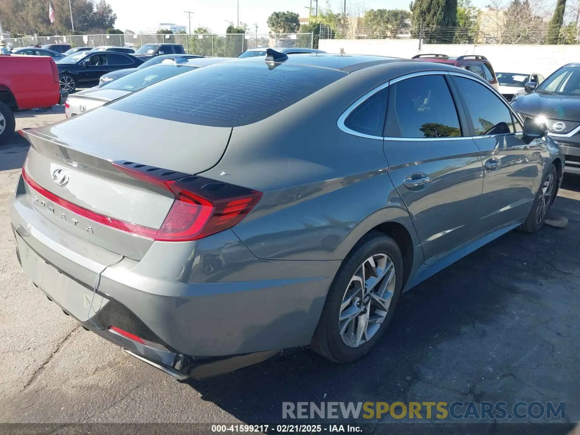 4 Photograph of a damaged car 5NPEF4JA8LH061106 HYUNDAI SONATA 2020