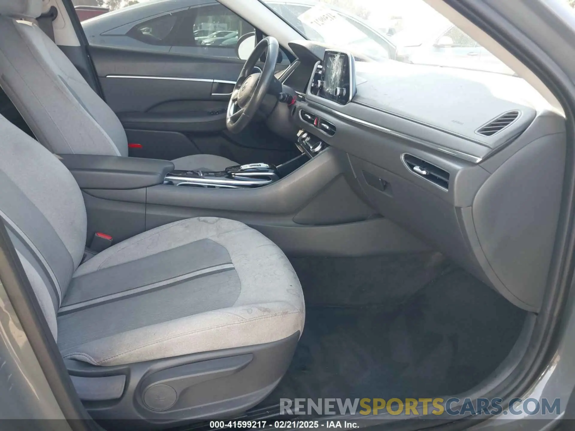 5 Photograph of a damaged car 5NPEF4JA8LH061106 HYUNDAI SONATA 2020