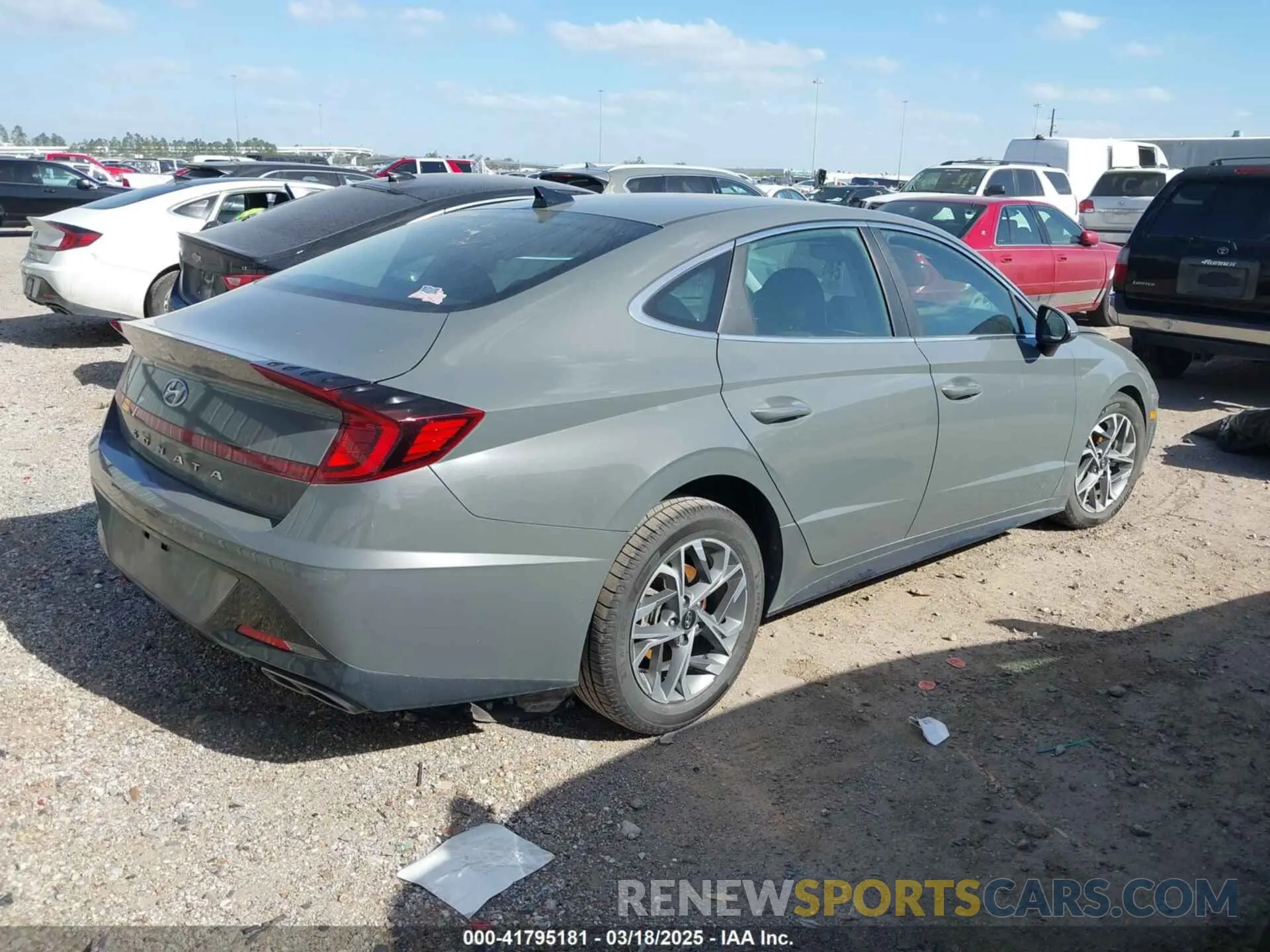 4 Photograph of a damaged car 5NPEF4JA9LH009824 HYUNDAI SONATA 2020