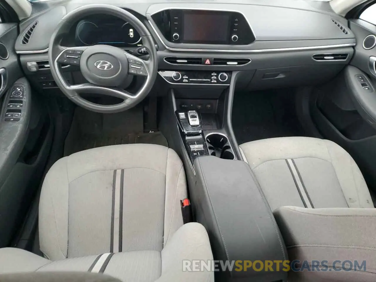 8 Photograph of a damaged car 5NPEF4JA9LH043956 HYUNDAI SONATA 2020