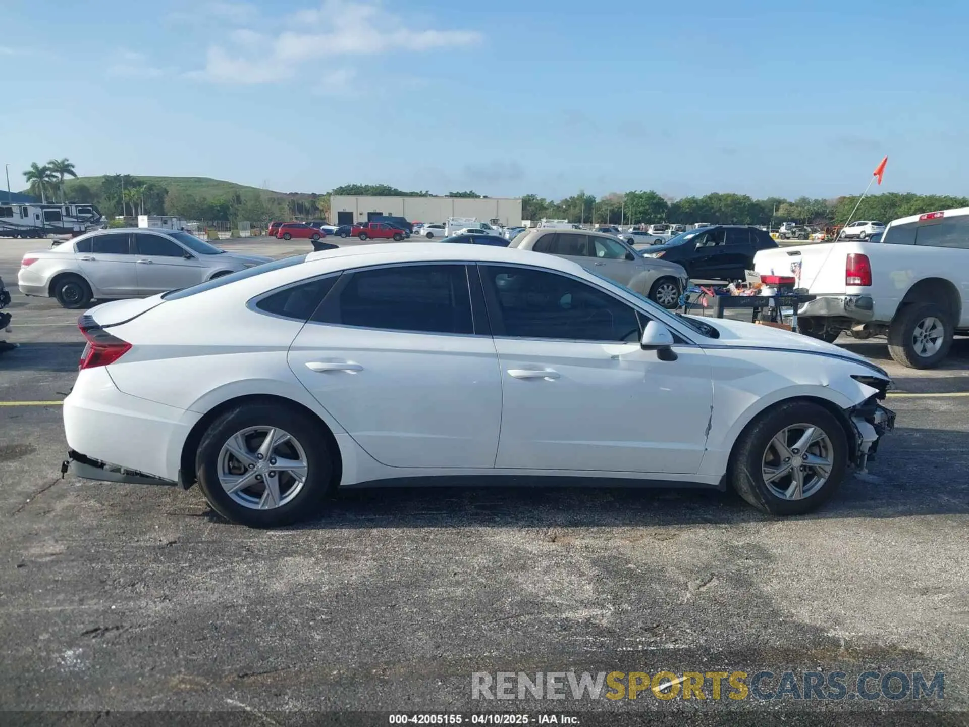 13 Photograph of a damaged car 5NPEG4JA4LH043554 HYUNDAI SONATA 2020