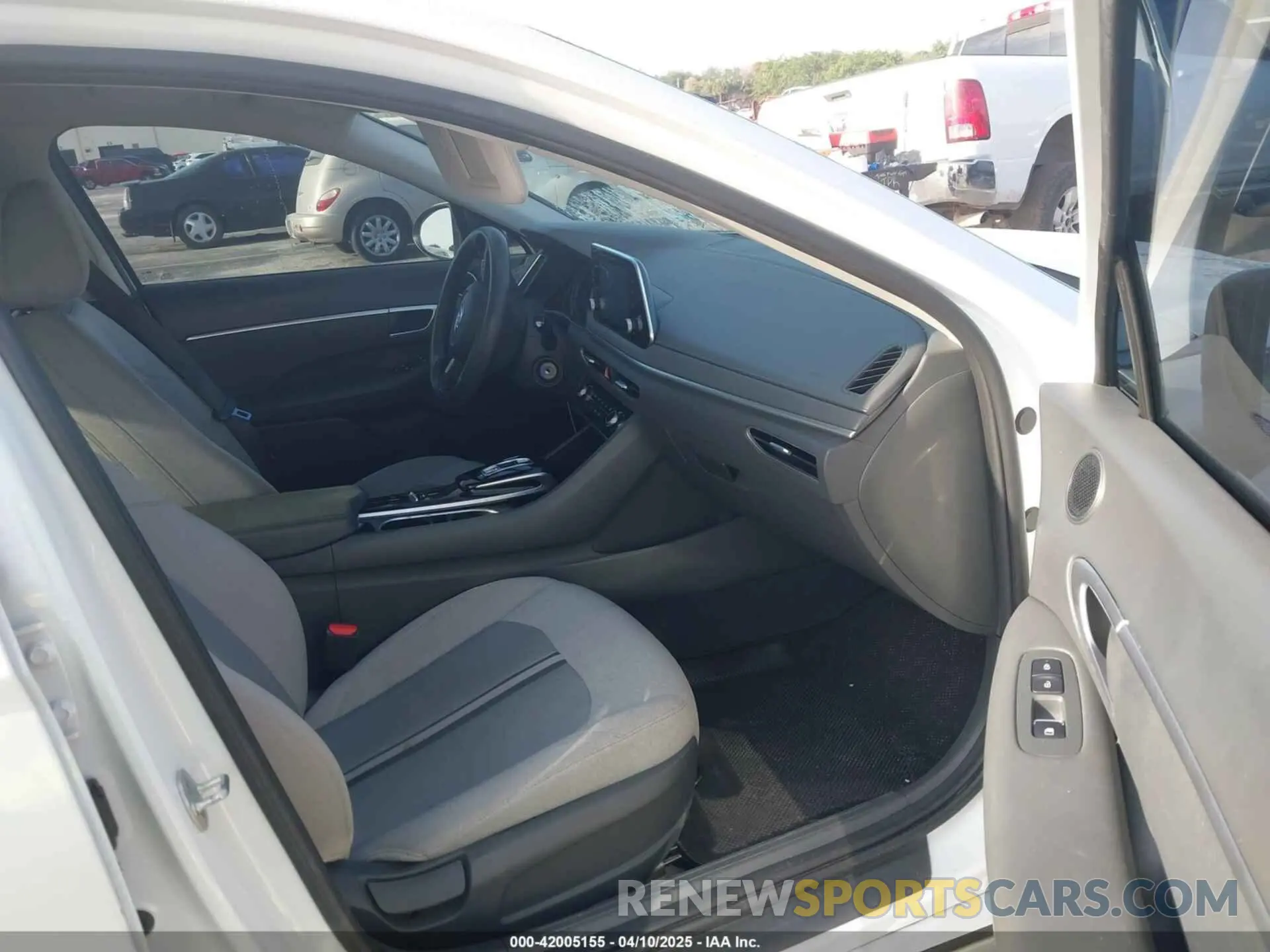 5 Photograph of a damaged car 5NPEG4JA4LH043554 HYUNDAI SONATA 2020