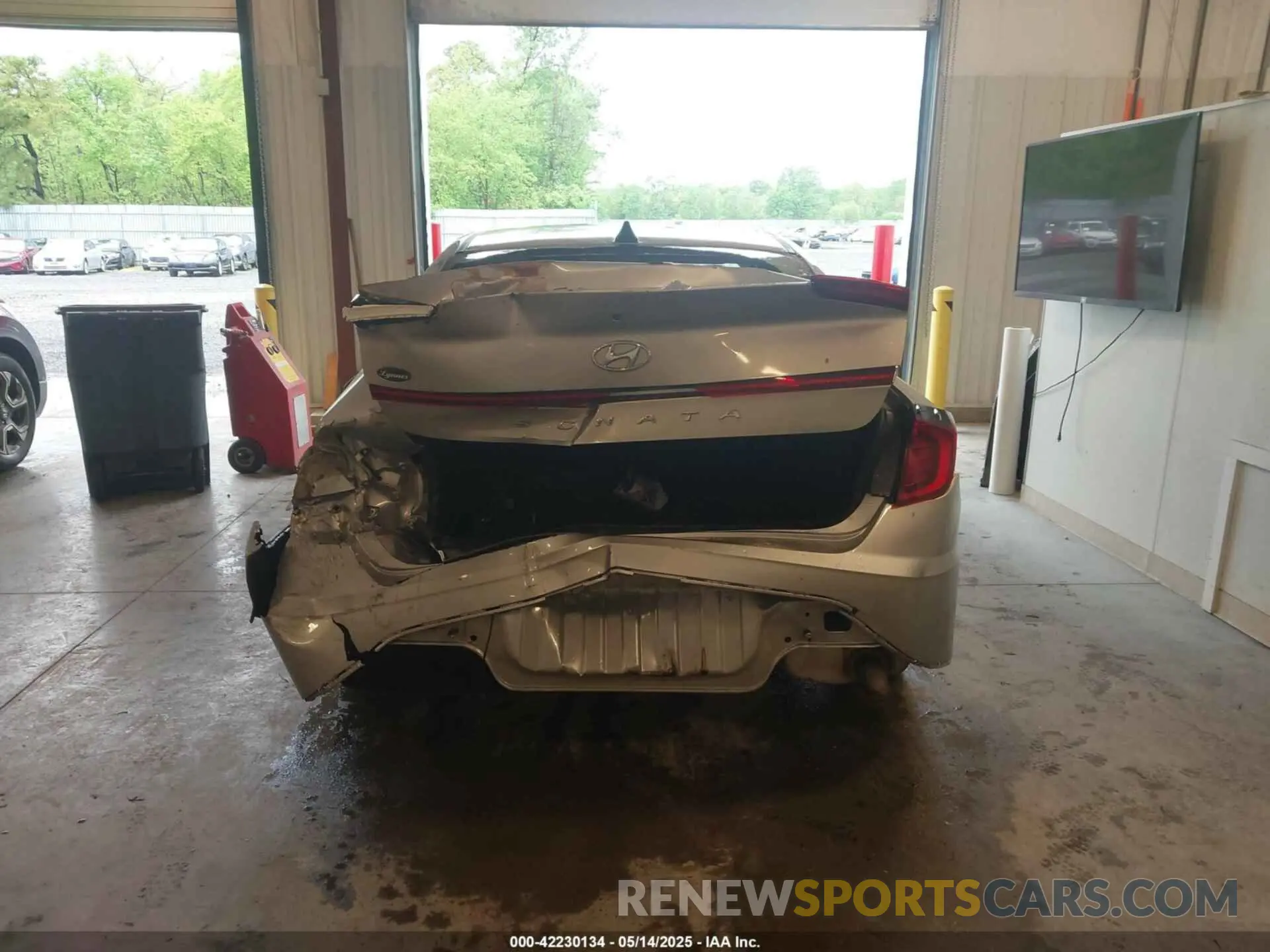 16 Photograph of a damaged car 5NPEG4JA6LH010801 HYUNDAI SONATA 2020