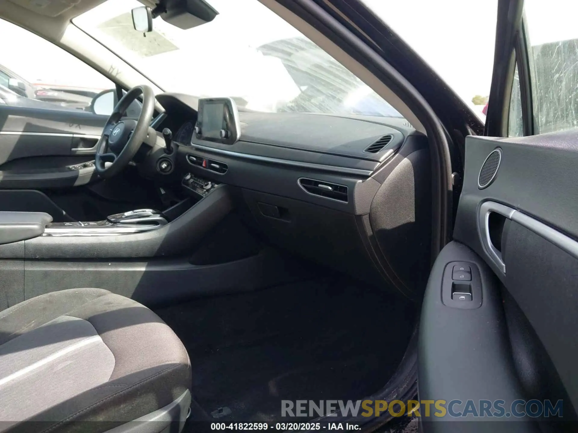 5 Photograph of a damaged car 5NPEG4JA9LH056882 HYUNDAI SONATA 2020