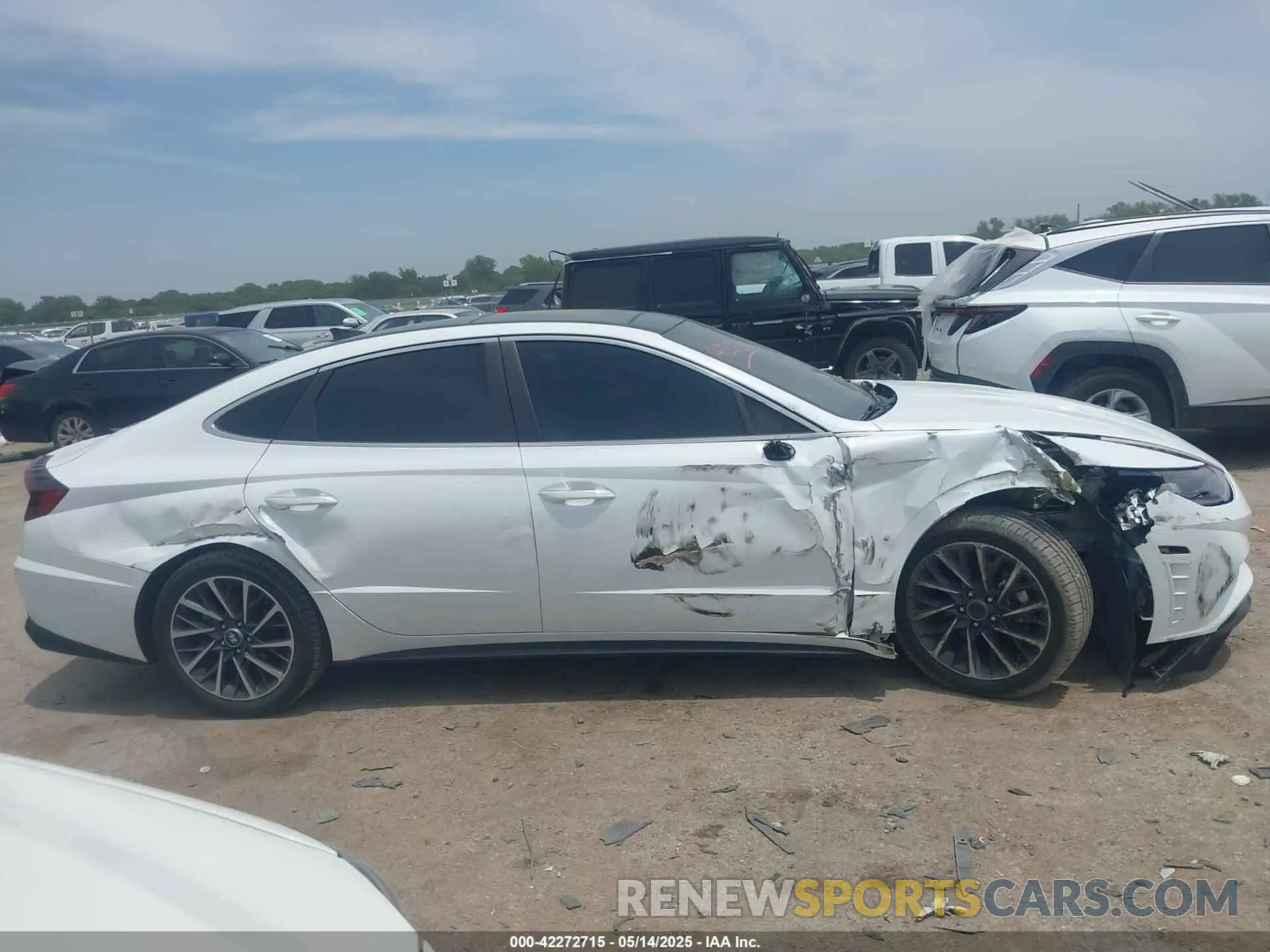 13 Photograph of a damaged car 5NPEH4J25LH025263 HYUNDAI SONATA 2020