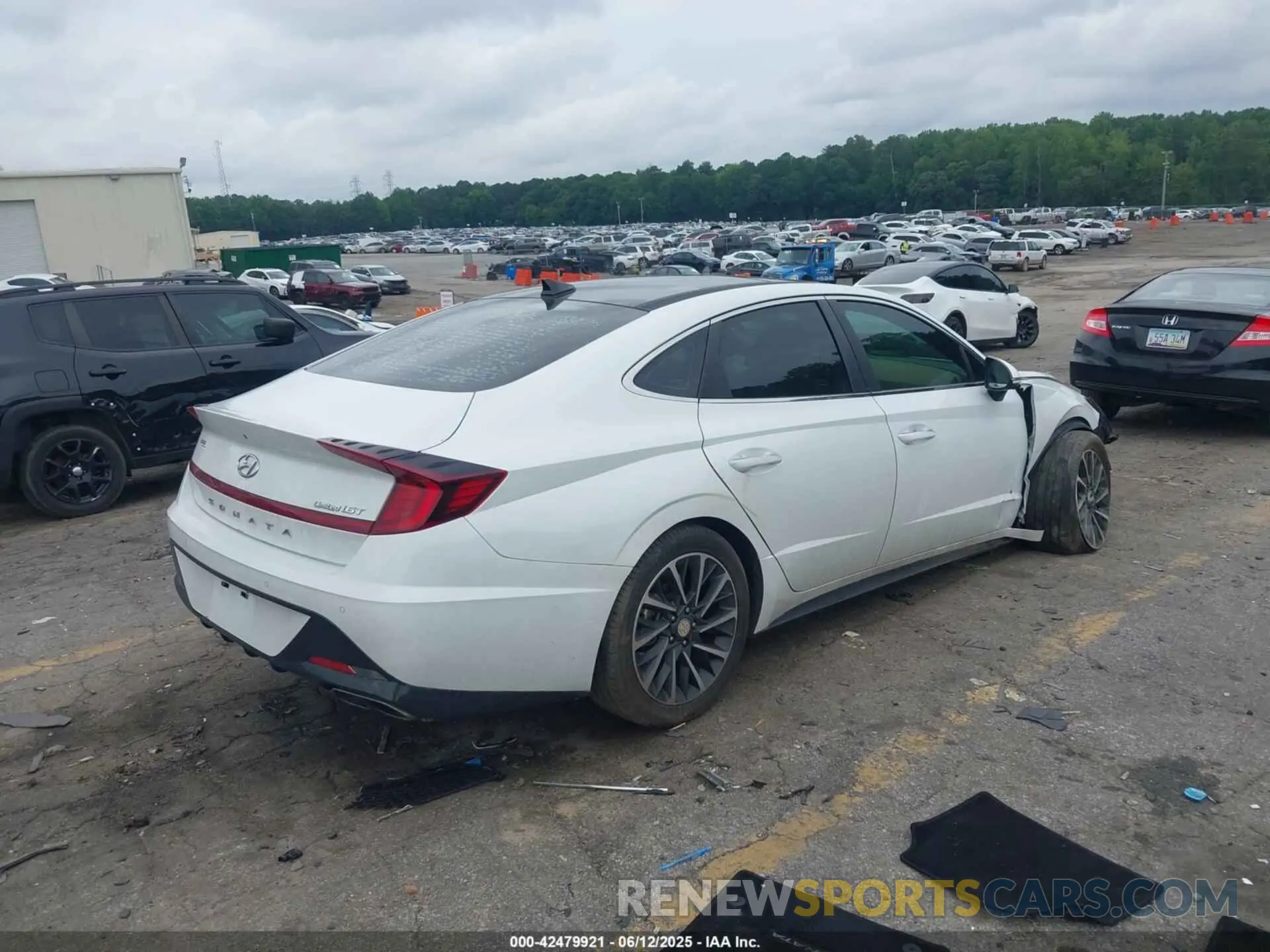 4 Photograph of a damaged car 5NPEH4J29LH030417 HYUNDAI SONATA 2020