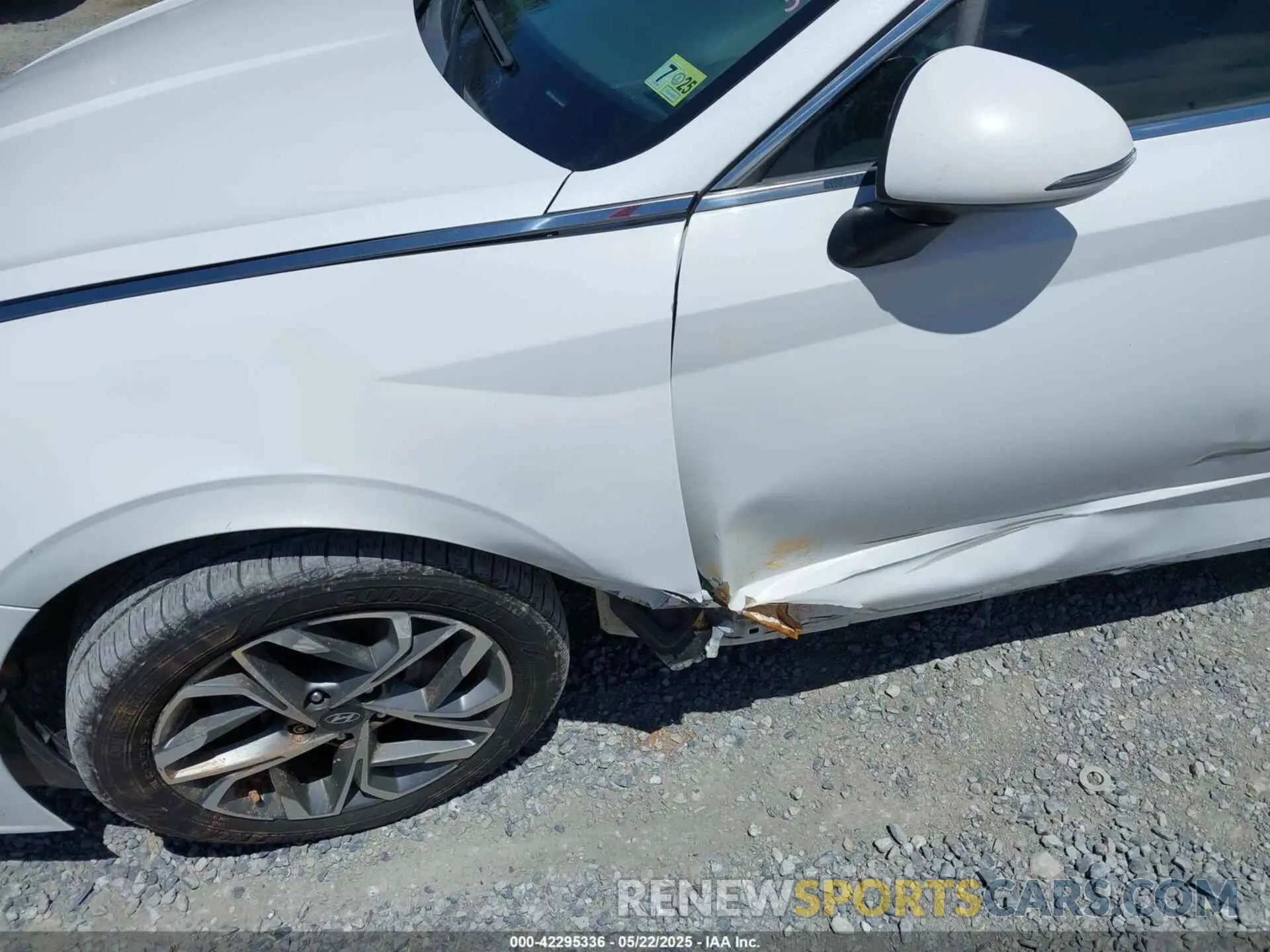 17 Photograph of a damaged car 5NPEL4JA4LH044893 HYUNDAI SONATA 2020