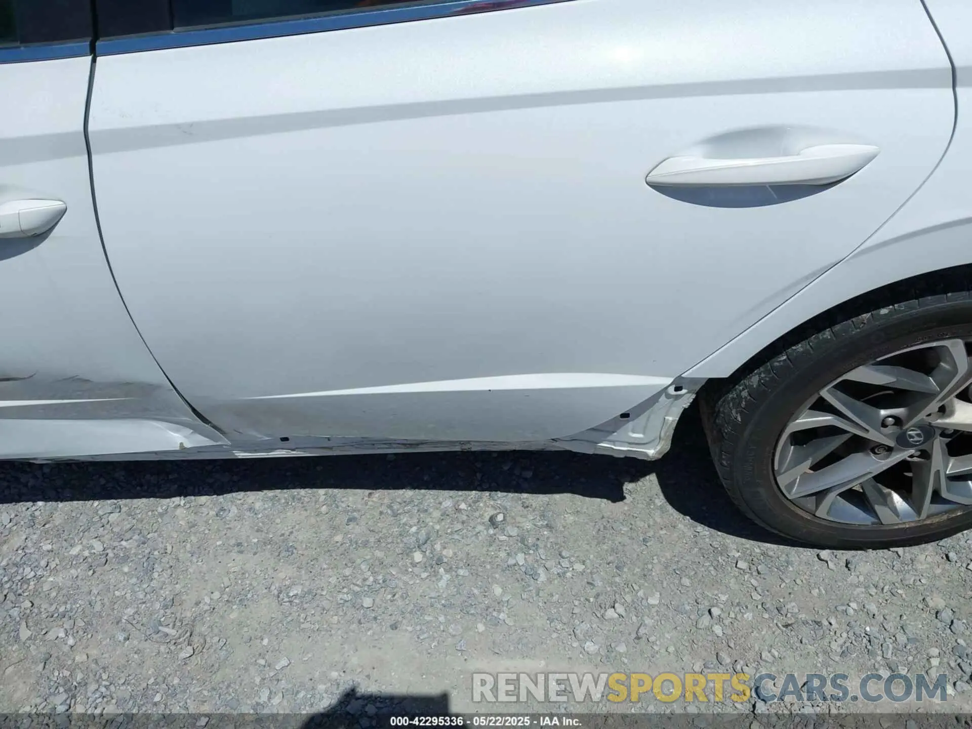 19 Photograph of a damaged car 5NPEL4JA4LH044893 HYUNDAI SONATA 2020