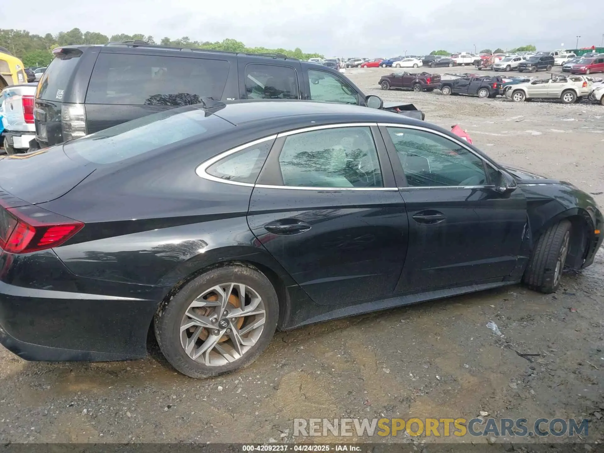 13 Photograph of a damaged car 5NPEL4JAXLH030934 HYUNDAI SONATA 2020