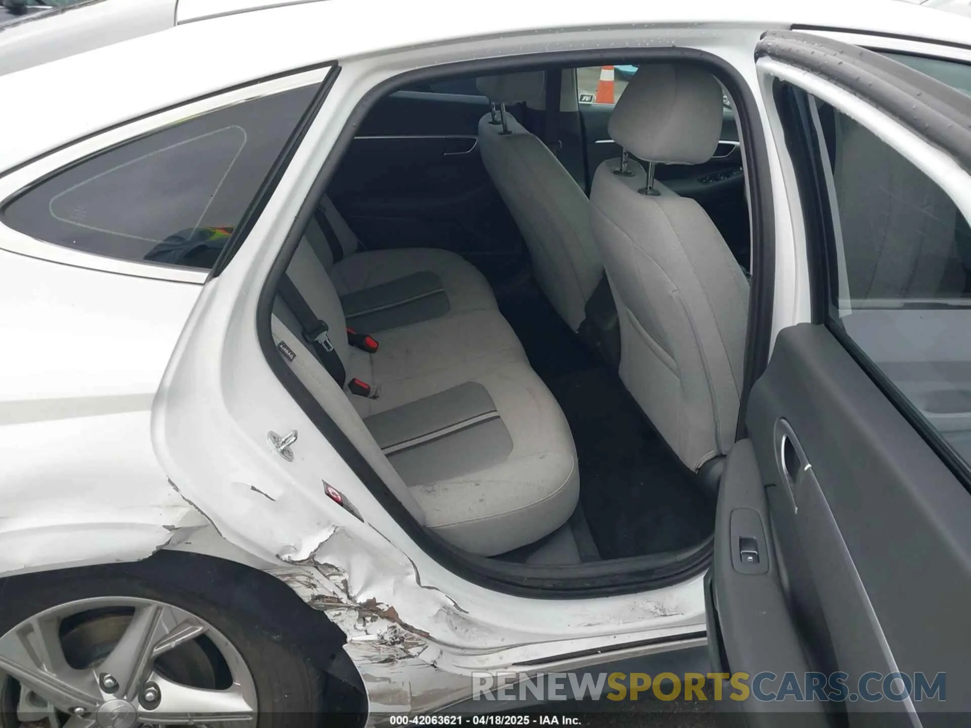 8 Photograph of a damaged car 5NPEG4JA5MH100572 HYUNDAI SONATA 2021