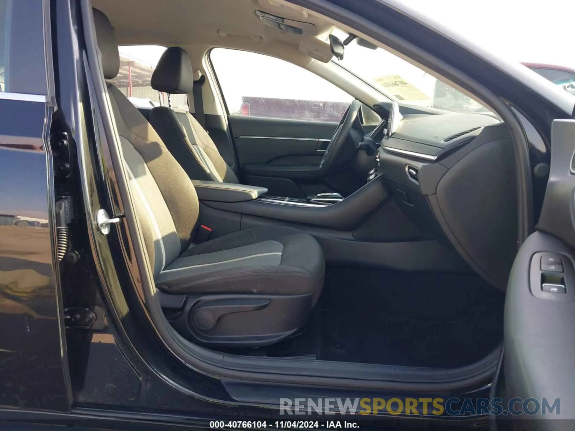 5 Photograph of a damaged car 5NPEL4JA7MH102903 HYUNDAI SONATA 2021