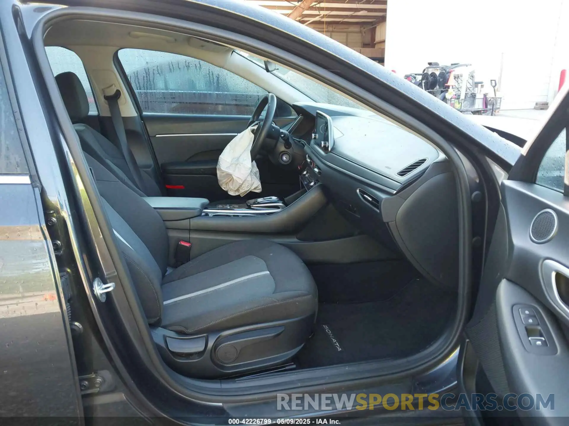 5 Photograph of a damaged car 5NPEG4JA1NH147793 HYUNDAI SONATA 2022