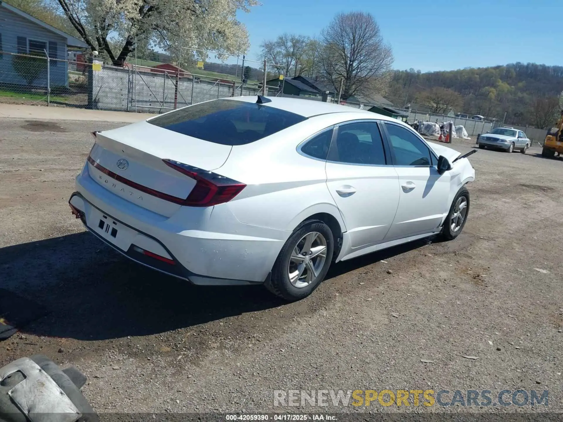 4 Photograph of a damaged car 5NPEG4JA5NH143746 HYUNDAI SONATA 2022