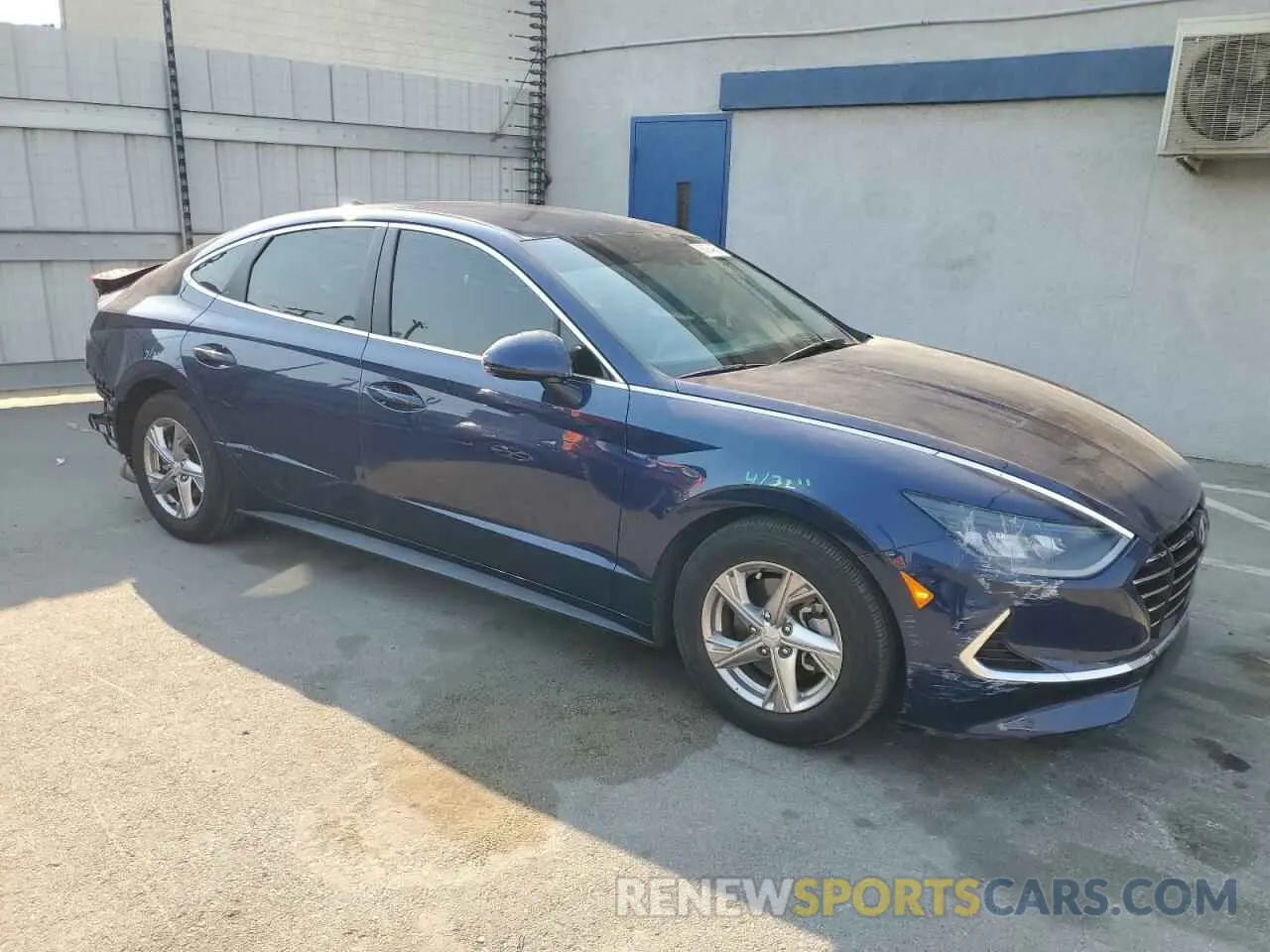 4 Photograph of a damaged car 5NPEG4JA8NH135317 HYUNDAI SONATA 2022
