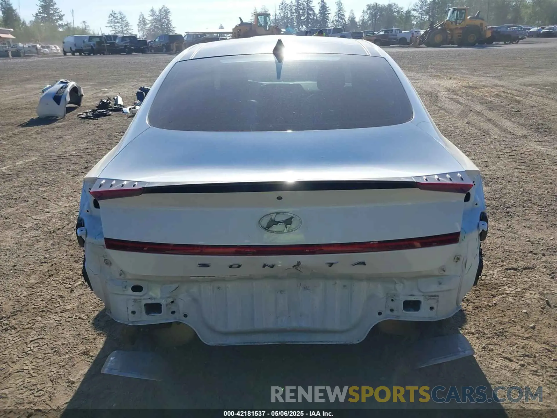 17 Photograph of a damaged car 5NPEK4JC8NH143272 HYUNDAI SONATA 2022