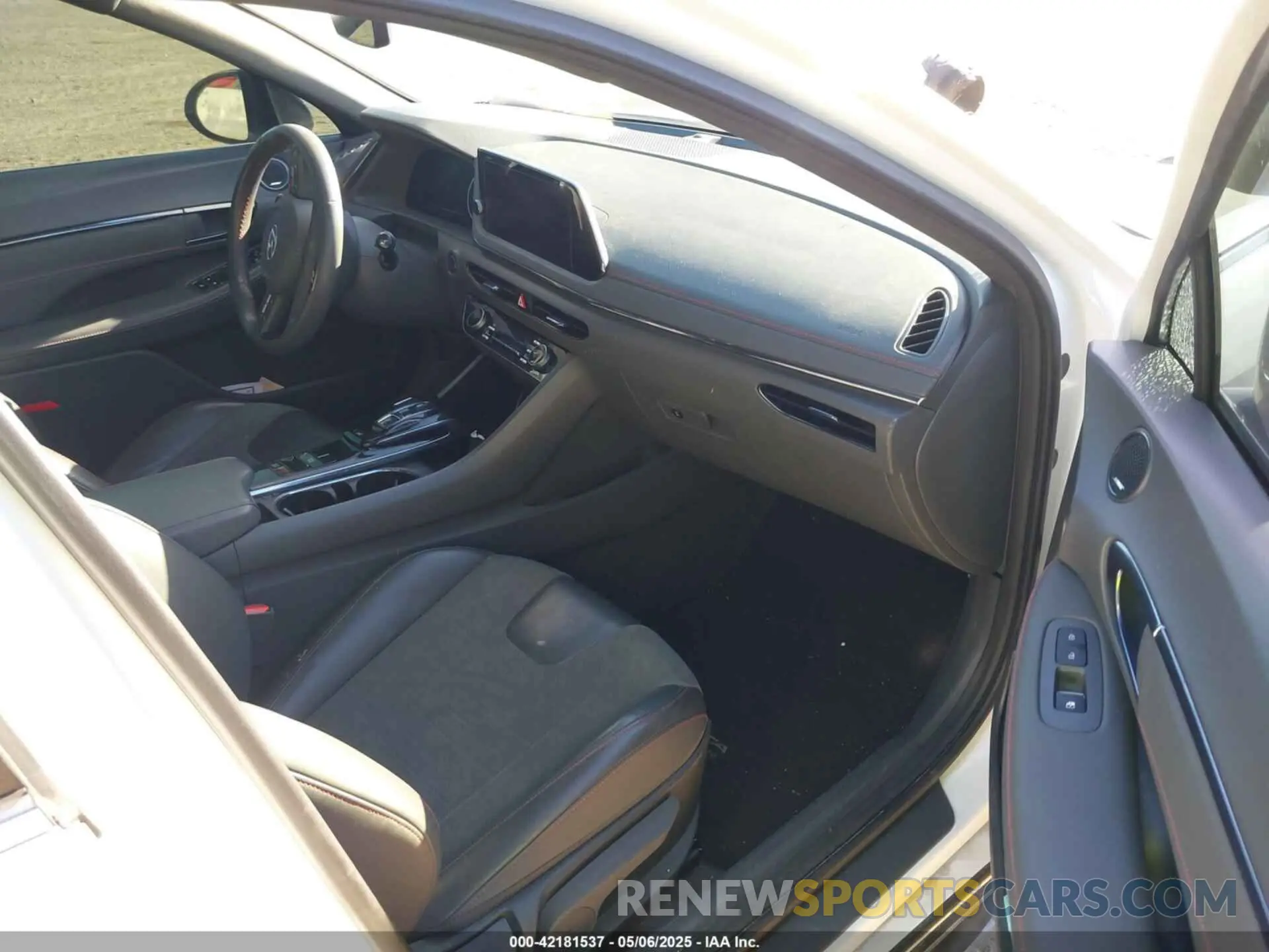 5 Photograph of a damaged car 5NPEK4JC8NH143272 HYUNDAI SONATA 2022