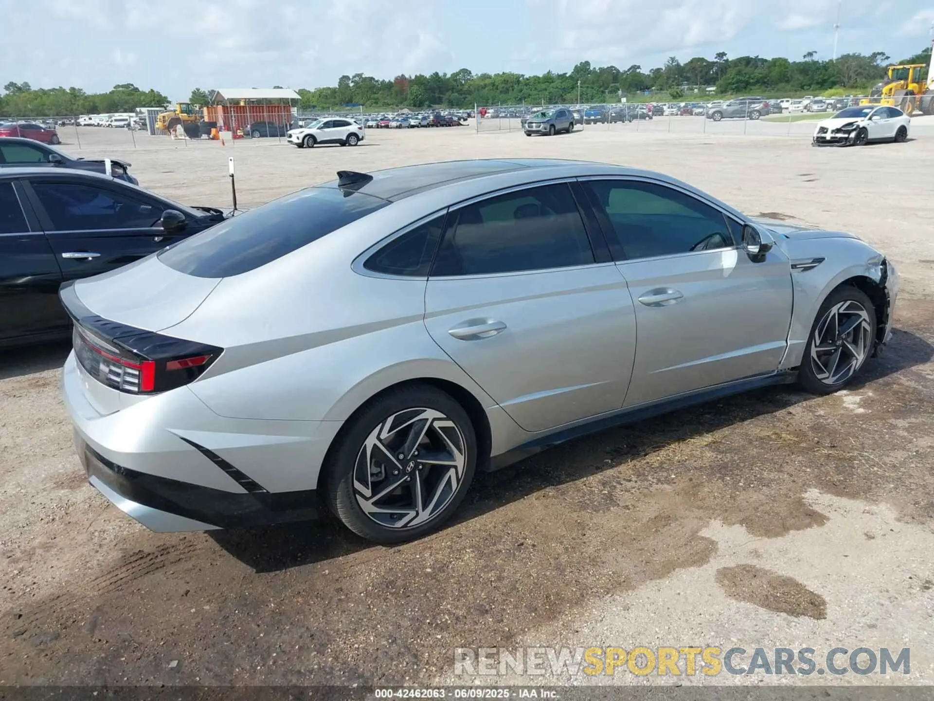 4 Photograph of a damaged car KMHL14JA2RA352315 HYUNDAI SONATA 2024