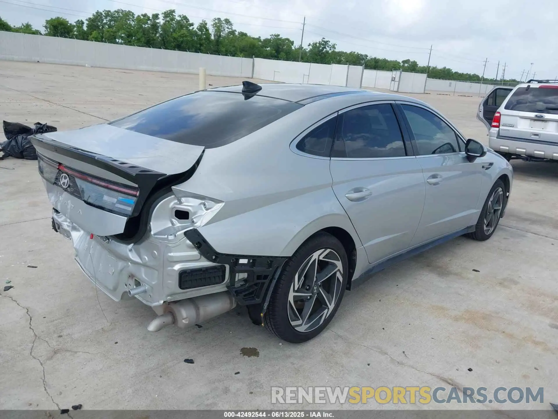 4 Photograph of a damaged car KMHL14JA2RA393396 HYUNDAI SONATA 2024