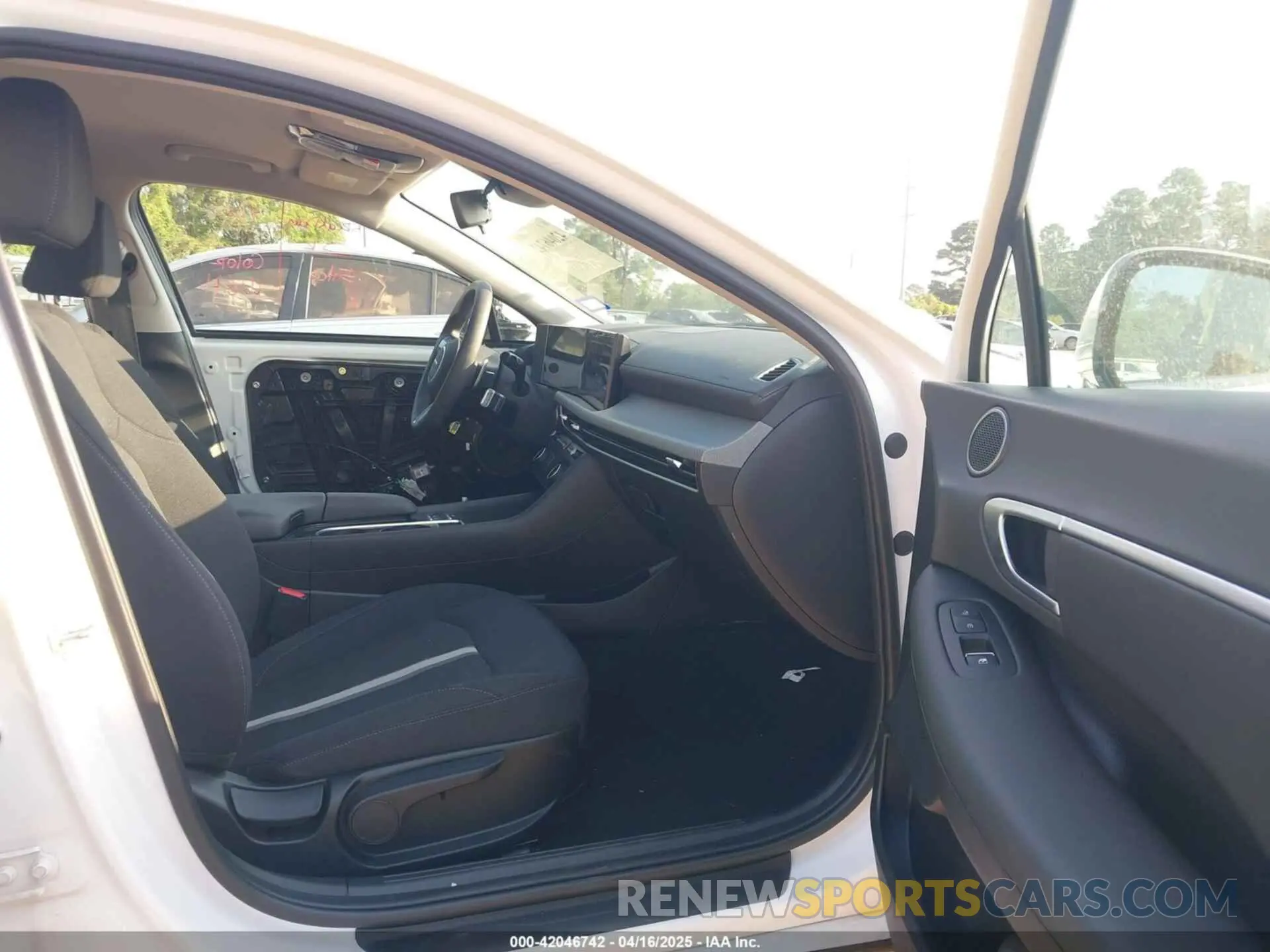 5 Photograph of a damaged car KMHL64JA6RA411495 HYUNDAI SONATA 2024