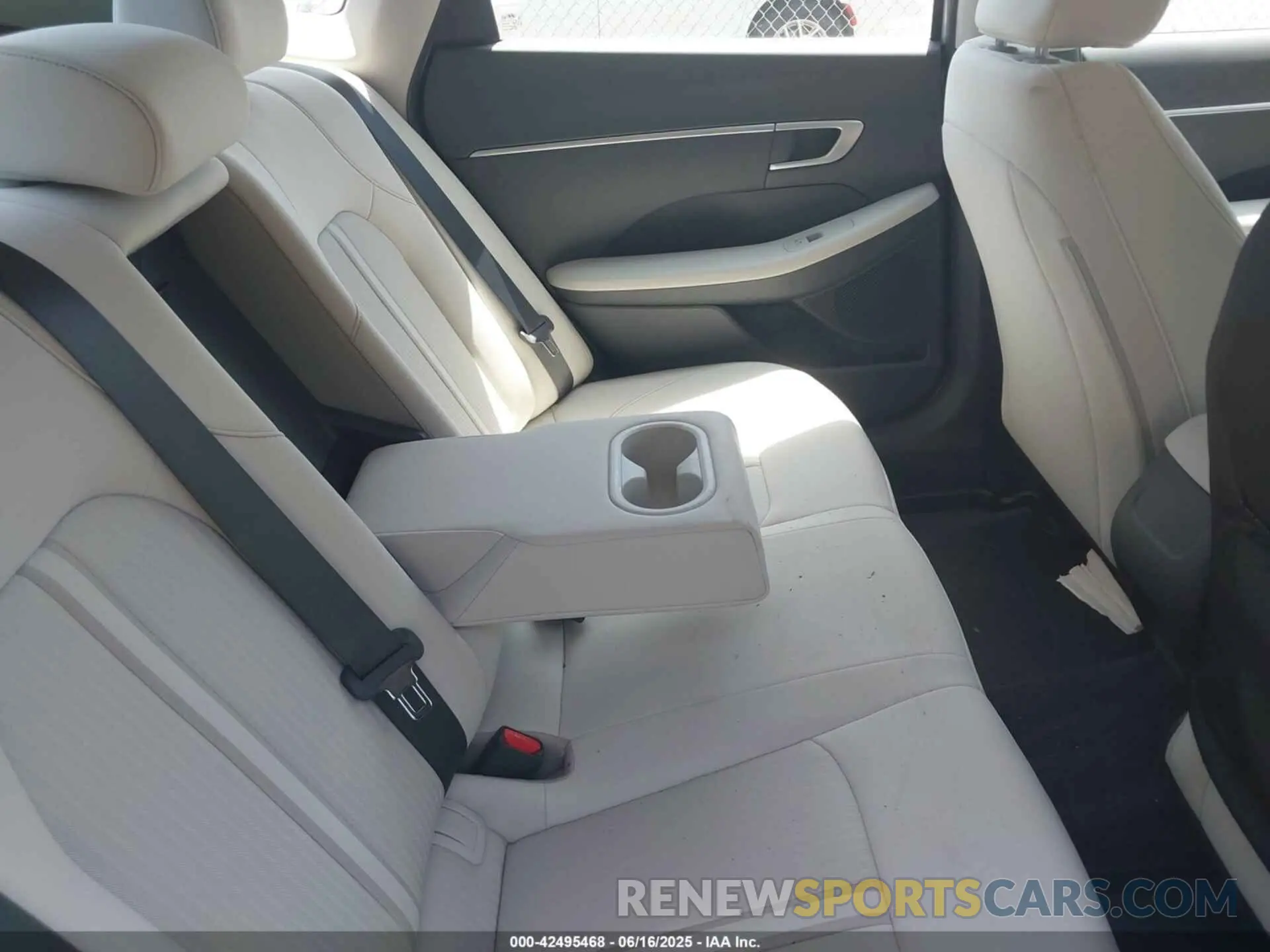 8 Photograph of a damaged car KMHL64JA9RA409255 HYUNDAI SONATA 2024